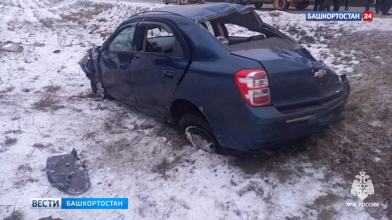 Трое детей и женщина-водитель пострадали в ДТП в Гафурийском районе Башкирии  В ДТП в Гафурийском районе Башкирии пострадали 4 человека, из них 3 детей. Как сообщили в пресс-службе МЧС по РБ, вблизи населённого пункта Краснодубровск на трассе Красноусольск-Стерлитамак женщина за рулем Chevrolet Cobalt не справилась с управлением и съехала в кювет.  Обошлось без погибших. Пострадали водитель и трое детей 10, 11 и 12 лет. С различными травмами их доставили в больницу. Водителя отпустили на амбулаторное лечение.  Подписаться   Сообщить новости