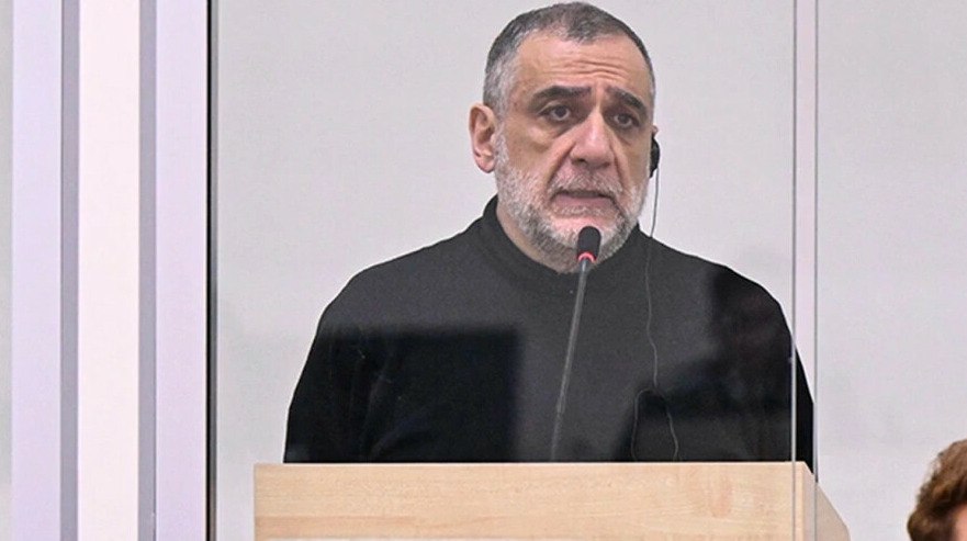 Бывшего российского олигарха Варданяна приговорили к 20 годам тюрьмы в Баку Рубен Варданян получил 20 лет тюрьмы в Азербайджане по обвинению в военных преступлениях и терроризме передает ArbatMedia Военный суд в Баку вынес обвинительный приговор бывшему госминистру Карабаха Судебное разбирательство завершилось признанием вины в совершении преступлений против Азербайджана Варданяна задержали в 2023 году на границе когда он покидал территорию Нагорного Карабаха Арест произвели азербайджанские силовики Находясь под стражей политик устраивал голодовку в знак протеста Его кандидатуру выдвинули на получение Нобелевской премии мира Прислать новость