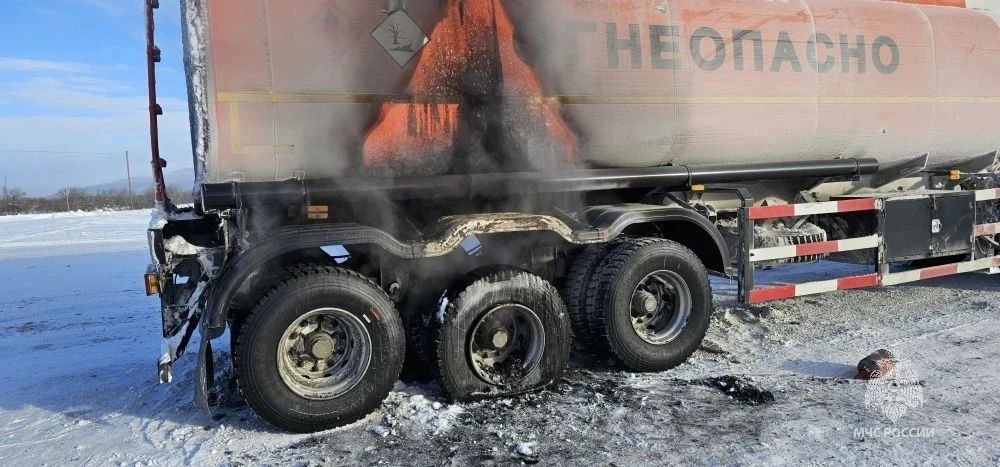 Пожарные из Сусумана потушили загоревшийся на парковке бензовоз ЧП произошло на 710 км ФАД Колыма в районе поселка Мяунджа Водитель увидев дым вызвал пожарных и приступил к тушению с помощью огнетушителя К моменту прибытия огнеборцев водителю удалось потушить горящие колеса прицепа В течение двух минут сотрудники пожарно спасательной части 4 МЧС России полностью ликвидировали горение и охладили цистерну В результате удалось избежать возгорания и последующего взрыва топлива погибших и пострадавших нет Огнем повреждены две автомобильные покрышки на площади 2 квадратных метра Дознаватель МЧС России считает что пожар мог произойти из за технической неисправности тормозной системы прицепа в результате перегрева металлических деталей и последующего воспламенения автомобильных шин МЧС Магаданской области
