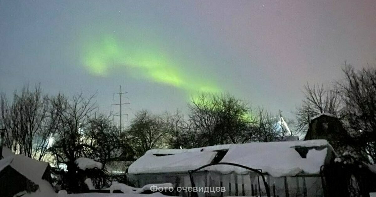 Настоящая светомузыка калининградцы засняли в небе над регионом полярное сияние фото Калининградцы в соцсетях делятся фотографиями полярного сияния которое этой ночью было заметно во многих уголках региона Причиной светового представления устроенного природой стал радиационный шторм который разыгрался над Землёй По прогнозам учёных яркие всполохи в небе можно будет наблюдать также в ночь со вторника на среду