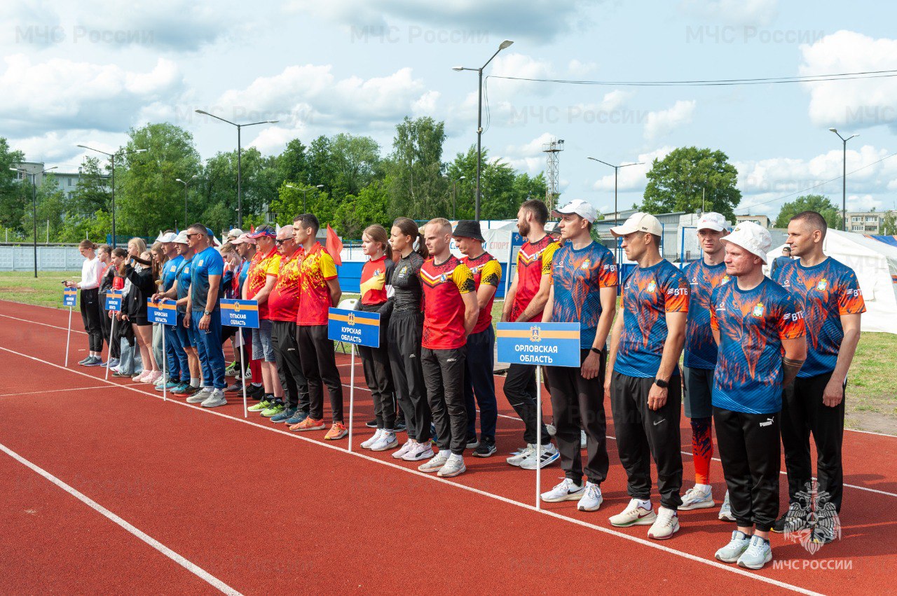 В Брянске состоялся "55-й открытый Чемпионат Главного управления МЧС России по Брянской области по пожарно-спасательному спорту, посвященный 80-й годовщине победы в Великой Отечественной войне" В соревнованиях приняли участие спортивные коллективы из Московской, Курской, Орловской, Смоленской и Тульской областей. Участники состязались в дисциплинах: «штурмовая лестница — 4 этаж - учебная башня», «штурмовая лестница — 2 этаж - учебная башня» и «полоса препятствий». По итогам соревнований в командном зачёте почётное первое место заняла сборная команда Главного управления МЧС России по Московской области второе место – сборная команда Главного управления МЧС России по Курской области замыкают тройку лидеров представители сборной команды Главного управления МЧС России по Брянской области. Все участники показали достойные результаты, великолепную подготовку и волю к победе. Победителей в личном зачёте можно узнать на официальном сайте ГУ МЧС россии по Брянской области #ПСС #МЧСпоБрянскойОбласти МЧС Брянской области в ТГ ГУ МЧС России по Брянской области в ВК МЧС Брянской области в ОК