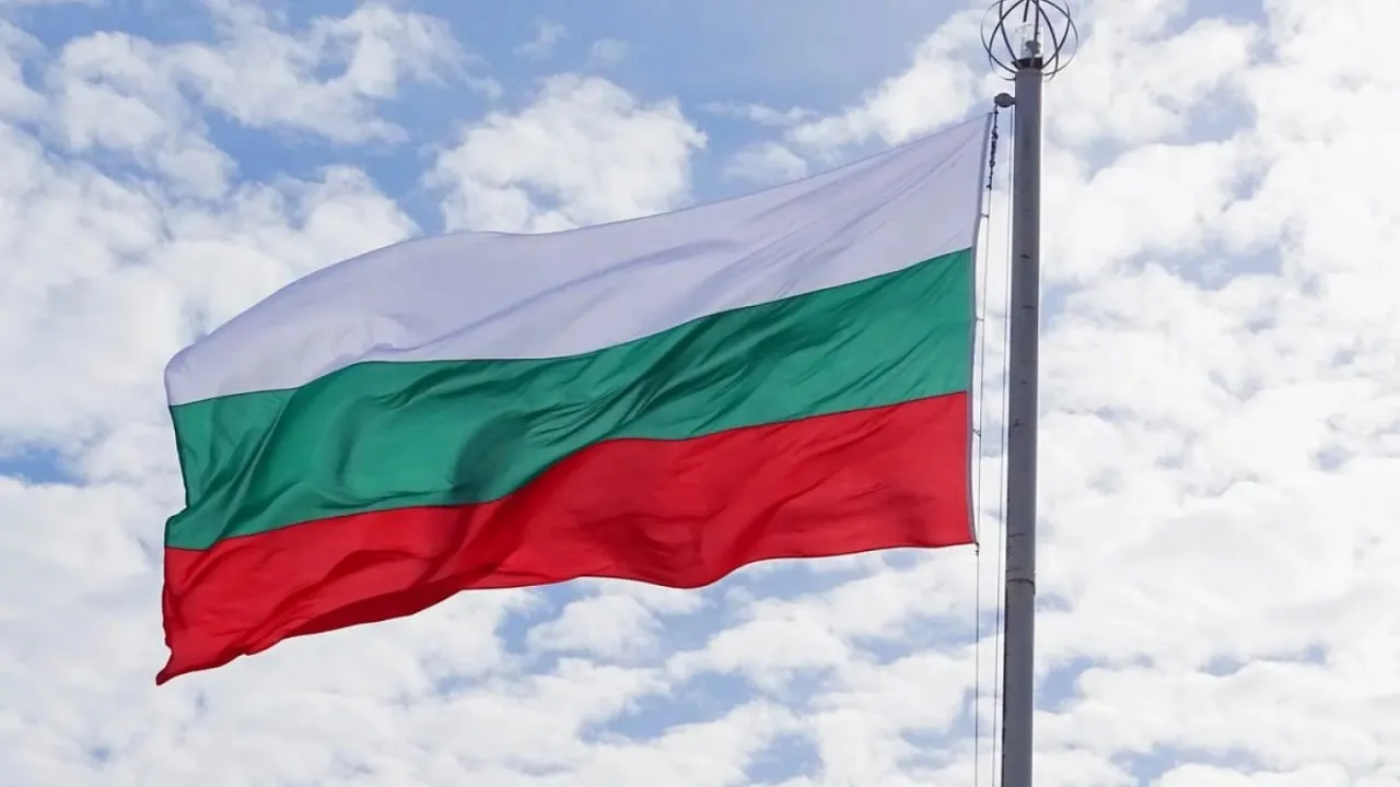Болгария снова выбирает парламент Восьмой раз за пять лет В Болгарии 19 апреля проходят внеочередные выборы в парламент Выборы назначили после отставки правительства на фоне протестов из за бюджета Высока вероятность победы экс президента Румена Радева Он не раз выражал пророссийские взгляды а теперь обещает бороться с коррупцией пишет газета DW Коалиция Прогрессивная Болгария во главе с экс президентом Радевым считается фаворитом По опросам она может набрать около 34 голосов Основные темы кампании рост цен и борьба с коррупцией Выборы назначили после отставки правительства на фоне протестов из за бюджета Победа Радева может повлиять на курс страны он критиковал санкции против России и выступал против военной помощи Украине При этом ни одна партия по прогнозам не получит большинства что усложнит формирование правительства Предыдущие парламентские выборы в Болгарии прошли в конце октября 2024 года Это были седьмые выборы с 2021 года и вторые с начала 2024 го Болгария рекордсмен не только Европы но и мира по степени недоверия общества к выборам В январе 2026 года в Болгарии произошла историческая смена власти Илияна Йотова официально вступила в должность президента Она стала первой женщиной на посту главы государства Прежний президент Болгарии Румен Радев обратился к народу с объявлением о своей досрочной отставке Недавно Bloomberg отмечал аналитики позитивно оценивают смену власти в Венгрии впервые за 16 лет Венгерский форинт взлетел после поражения Виктора Орбана который поздравил Петера Мадьяра с победой Иллюстрация Pixabay Наши площадки Сайт Instagram Facebook YouTube X TikTok t me orda kz
