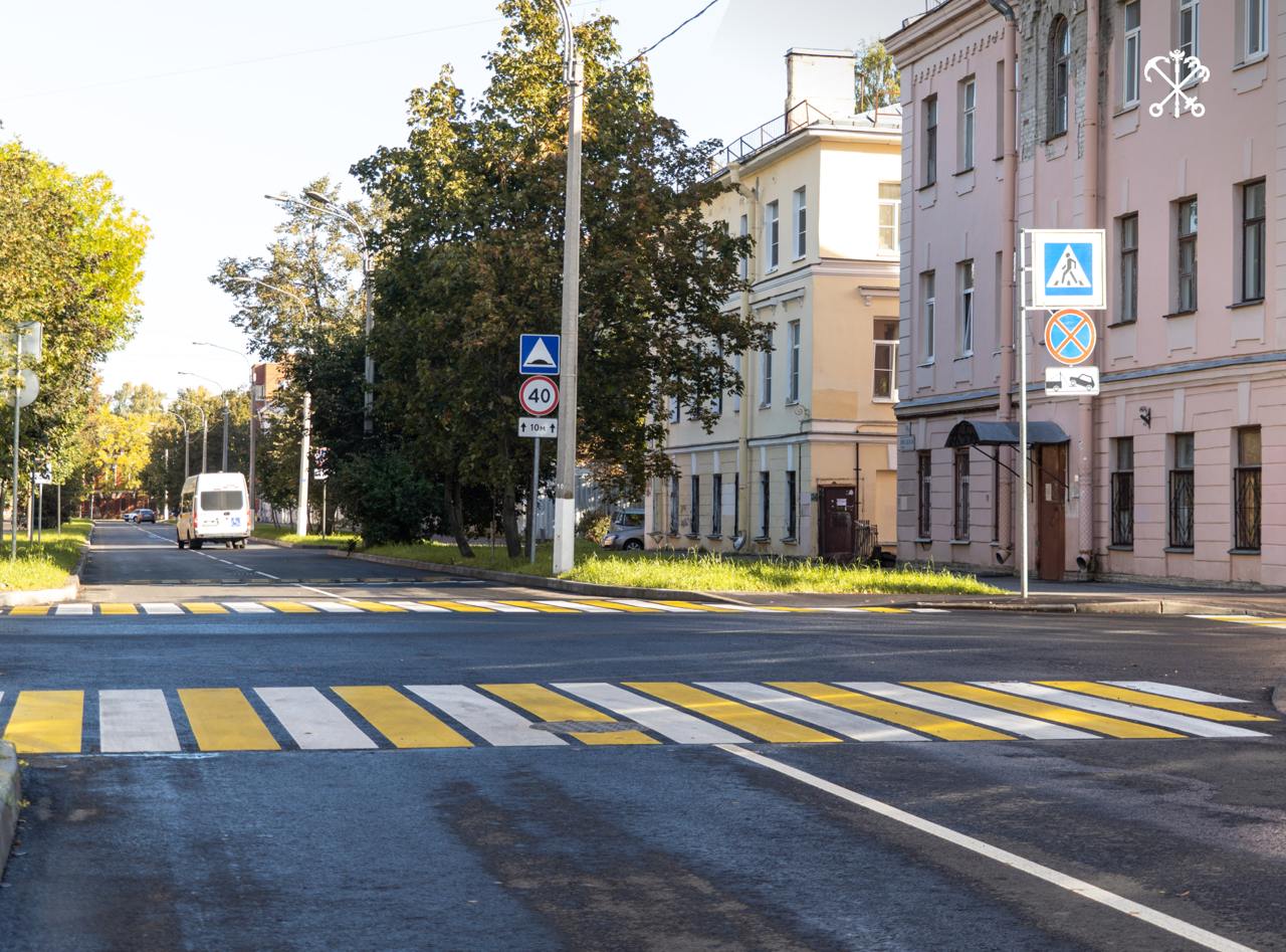 В Кронштадте досрочно завершили масштабную реконструкцию теплосети, обеспечивающей теплом и горячей водой 34 тысячи жителей.  Специалисты «ТЭК СПб» обновили свыше 1,6 км магистральной сети на Посадской улице. Тепло и горячую воду по новым трубам уже получают 67 зданий. Среди них 50 жилых домов, два детских сада, три лечебных учреждения и две школы.   В ближайшие пять лет энергетики «ТЭК СПб» обновят в Кронштадтском районе ещё более 27 км теплосетей. Также в планах — техническое перевооружение Западной и Цитадельской котельных. От них зависит теплоснабжение почти всего Кронштадта.