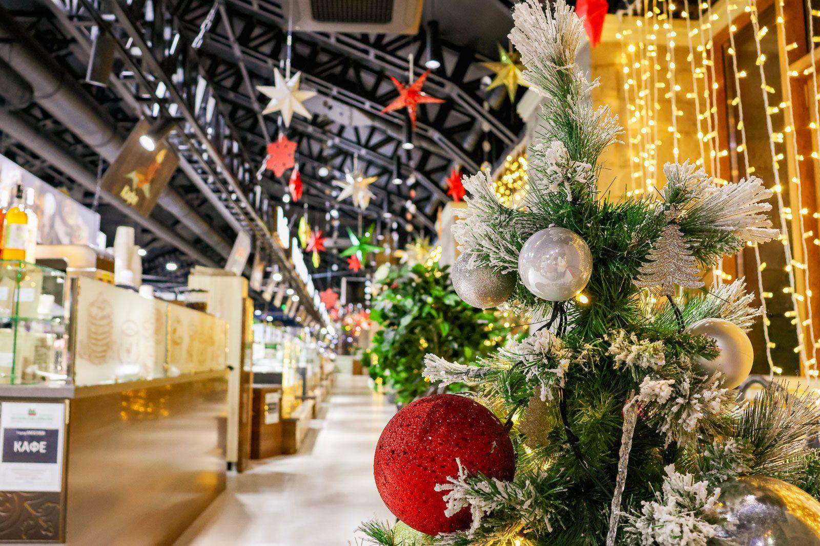 Москвичей приглашают на бесплатные новогодние мастер классы Они будут проходить каждые выходные до конца декабря на межрегиональных ярмарках в Гольянове и Братееве Начало занятий в 11 00 Созданные украшения можно будет забрать домой материалы предоставят на месте