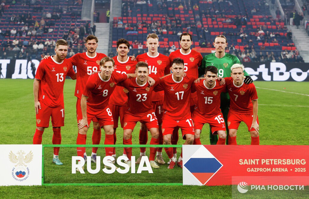 Сборная России опустилась на 36 е место в новом рейтинге ФИФА Международная федерация футбола опубликовала первый в 2026 году рейтинг где команда Валерия Карпина потеряла три позиции Сборная Марокко после финала Кубка Африки поднялась с 11 го места на 8 е Лидером осталась сборная Испании Подписывайтесь на РИА Новости Спорт в MAX