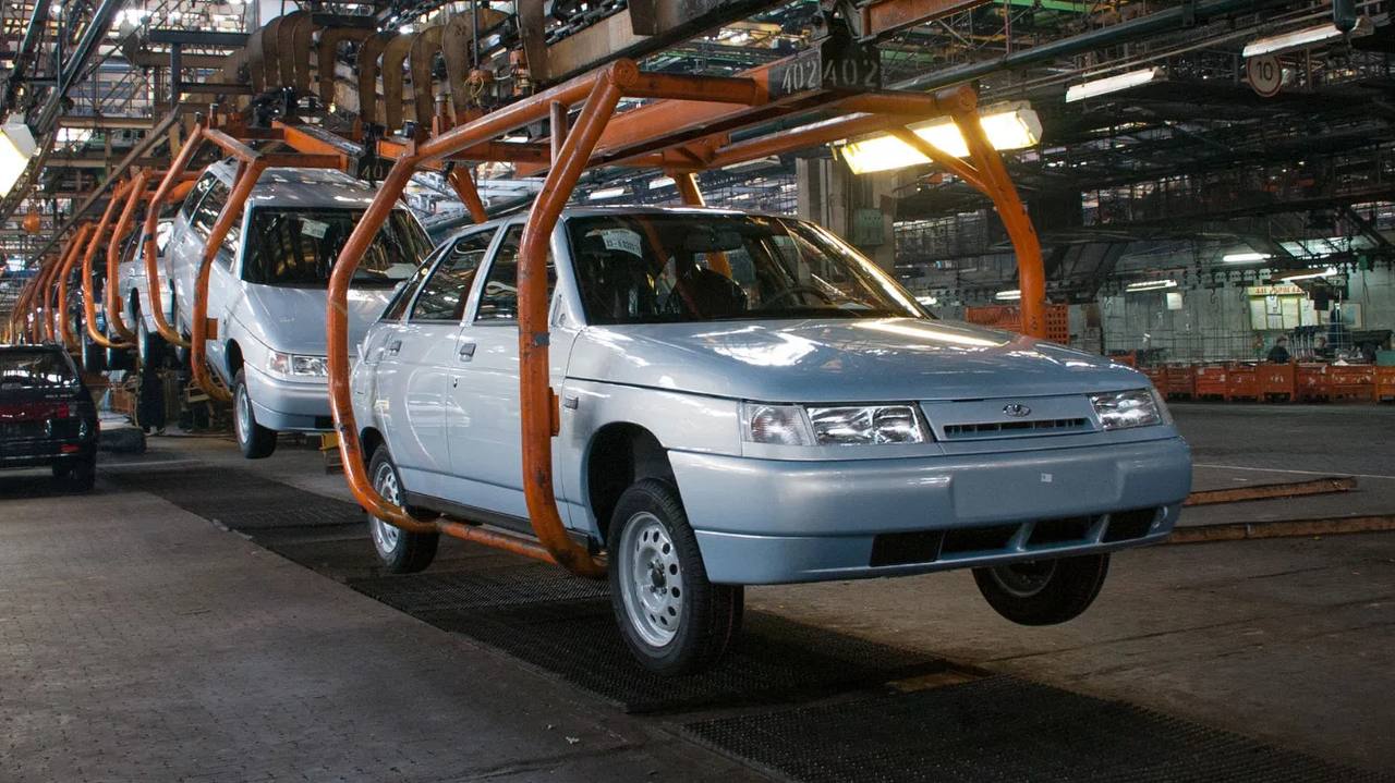 АвтоВАЗ планирует повысить цены на автомобили, несмотря на троекратное падение продаж в апреле Глава компании Максим Соколов винит инфляцию и дешёвые китайские авто, которые «сбивают с толку» покупателей. КК