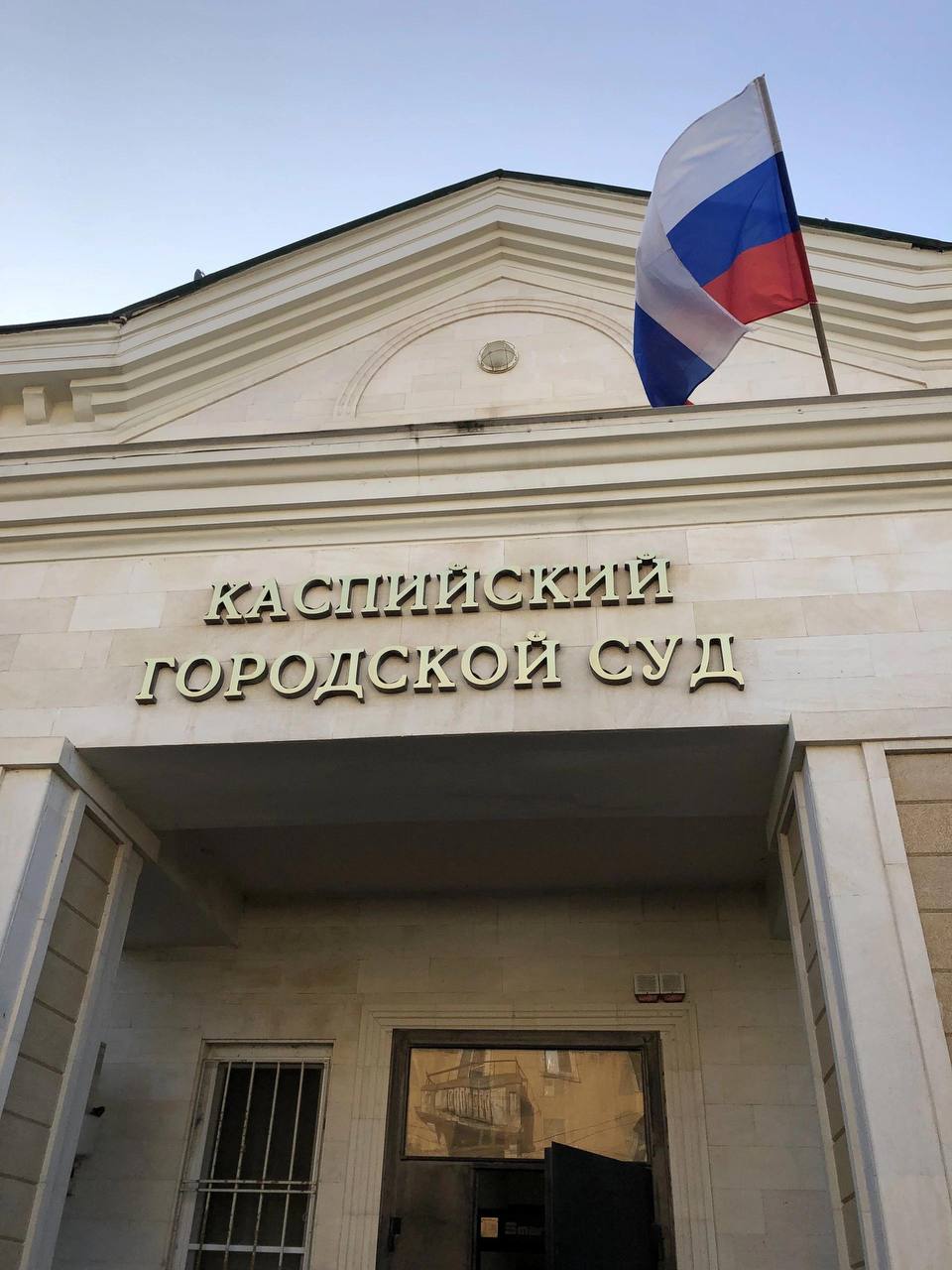 Каспийским городским судом рассмотрено уголовное дело в отношении 23-летнего местного жителя, совершившего преступление предусмотренное ч. 3 ст. 160  УК РФ  растрата, с использованием служебного положения . Согласно материалам дела с 1 декабря 2024 по 12 января 2025 г. подсудимый, являясь директором филиала магазина «Магнит» в г.Каспийске, действуя из корыстных побуждений, при загрузке денежных средств через автоматизированную депозитную машину, вносил в чеки сведения, не соответствующие фактической загруженной сумме. Таким образом, завышая суммы внесённых средств, он присваивал себе разницу между реальной суммой и указанной в чеках, чем причинил ущерб магазину в размере 143 500 рублей. Подсудимый в судебном заседании вину свою признал полностью, ущерб возместил в полном объеме и высказал раскаяние в содеянном Суд признал мужчину виновным в инкриминируемым ему деянии и, с учётом всех обстоятельств по делу, назначил подсудимому наказание в виде 1 года лишения свободы условно.