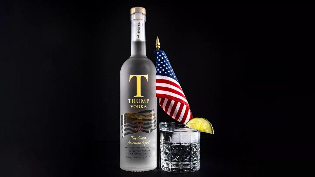 Сын президента США Эрик Трамп объявил об открытии предзаказа на водку с их фамилией Бутылку спиртного под брендом Trump объёмом 750 мл можно купить за 47 долларов 45 центов на отдельном сайте Там призывают поднять бокал за свободу возможности и неизменное величие Соединённых Штатов Америки Рад сообщить что водка Trump доступна для предзаказа написал Эрик Трамп в соцсети Х Подписаться на Говорит Москва Telegram VK MAX