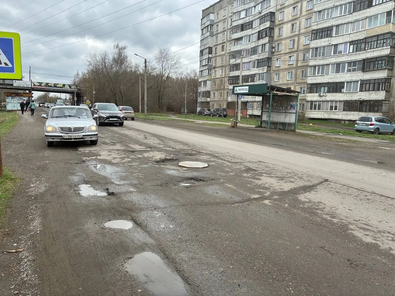 В Бийске по нацпроекту Инфраструктура для жизни отремонтируют улицу Героя панфиловца Николая Трофимова В рамках нацпроекта Инфраструктура для жизни продолжается ремонт дорог названных в честь героев или событий Великой Отечественной войны а также ведущих к памятникам и мемориалам посвященным событиям тех лет Одним из объектов такого ремонта является улица Николая Трофимова в Бийске транспортная артерия соединяющая Приобский и Восточный районы города Улица названа в честь Героя Советского Союза Николая Игнатьевича Трофимова уроженца Бийска который погиб 16 ноября 1941 года в битве за Москву у разъезда Дубосеково Он был в составе легендарной группы 28 панфиловцев В 1965 году к 20 летию Победы исполком горсовета переименовал Шоссейную улицу в честь своего земляка В рамках национального проекта Инфраструктура для жизни в этом году приведут в порядок участок от ул Петра Мерлина до ул Ефима Мамонтова протяженностью порядка 700 м На эти цели направлено почти 17 5 млн рублей Подрядчик выполнит фрезерование старого покрытия уложит новый асфальт обустроит заездные карманы на остановках общественного транспорта восстановит обочины и отрегулирует люки колодцев по высоте Завершится ремонт нанесением свежей дорожной разметки Каждый день проезжаю по этому участку Дорога требует обновления потому как здесь сплошная яма на яме А ведь улица носит имя нашего героя Дорогу приведут в порядок это и есть уважение к истории и забота о нас горожанах Очень важно что теперь здесь сделают нормальные карманы для автобусов и ровный асфальт Мы этого ждали много лет поделился местный житель Владимир Костин Здесь расположены крупные предприятия пищевой промышленности хлебокомбинат элеватор маслоэкстракционный завод и несколько учебных заведений