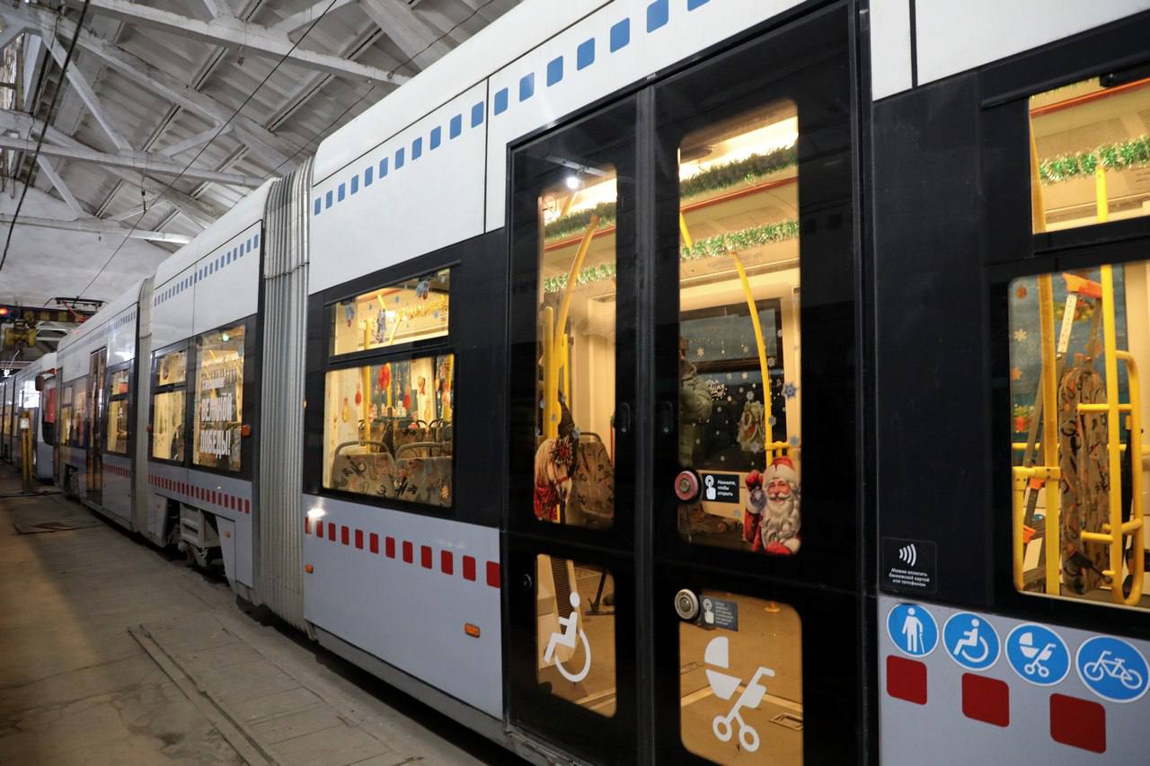 Новогодние трамваи и троллейбусы поехали по Уфе В городе объявили конкурс на лучшее украшение электротранспорта Как сообщили в мэрии декорировать салоны будут водители и кондукторы Все новогодние атрибуты они будут закупать за свой счет В прошлом году участников было 25 сейчас их чуть меньше Победителю конкурса обещают денежный приз При отключении интернета доступен наш канал в Max Честно говоря ВК MAX подписывайтесь