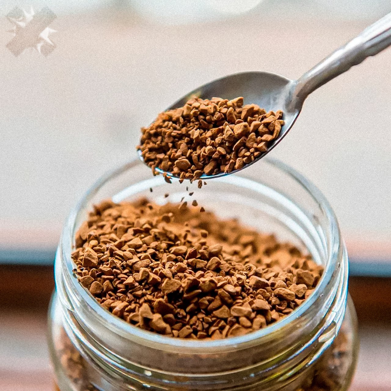 Кофе уже не тот Росстандарт обновил ГОСТ на напиток Запоминаем  В порошковом кофе теперь официально допускаются неплотно слежавшиеся комочки  Гранулированный кофе при наличии спекшихся частей может растворяться в горячей воде до 2 5 минуты раньше нормой считались 30 секунд  Также из стандарта убрали чёткий перечень ингредиентов для производства могут использоваться различные пищевые компоненты растворимый кофе все НМШ