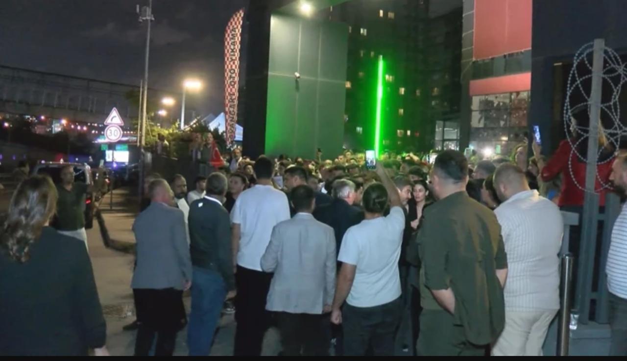 В Стамбуле начались протесты у офиса оппозиционной Народно республиканской партии Волнения спровоцировало решение суда отстранить руководство стамбульского отделения партии включая лидера Озгюра Челика и передать управление временному совету Суд аннулировал итоги съезда 2023 года из за нарушений при голосовании Временным главой стал Гюрсель Текин а вокруг штаба усилили охрану Также турецкие власти ввели трехдневный запрет на митинги и собрания в нескольких районах Стамбула включая район офиса НРП
