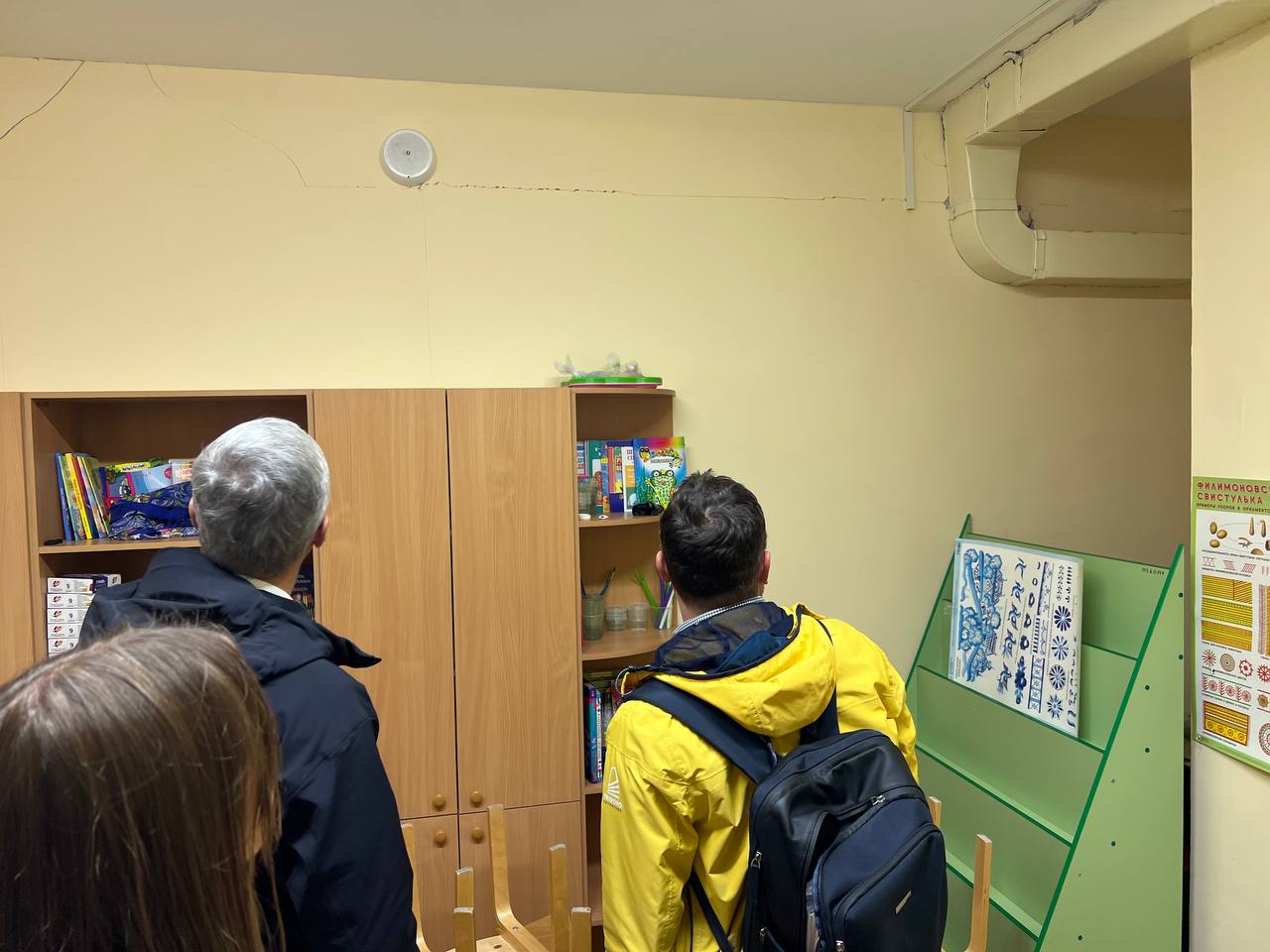 В детсаду №39 «Рябинушка» после землетрясения появились трещины  Детсад  осмотрели Владимир Солодов и эксперты Минстроя России.  Руководитель ЦИСС ЦНИИСК им. В.А. Кучеренко Александр Бубис уточнил, что визуально трещин в несущих конструкциях не обнаружено, однако требуется более детальное обследование лестничных маршей и стыков колонн с перегородками, где трещины выявлены.   По его словам, оснований считать здание аварийным на данный момент нет.  «Конструктивные элементы детского сада не повреждены. Дальше специалисты должны досконально обследовать каждую трещину, а также снять декоративную отделку там, где это необходимо. Для проведения ремонта необходимо оценить объем работ и сроки их выполнения. Сейчас важно, чтобы безопасность детей и непрерывность воспитательного процесса были обеспечены» , — сказал Владимир Солодов.  Обследовать детсад будут до 18 августа, а после приступят к его ремонту.    Подписаться   Предложка   ЧАТ   САЙТ – kamchatka.aif.ru