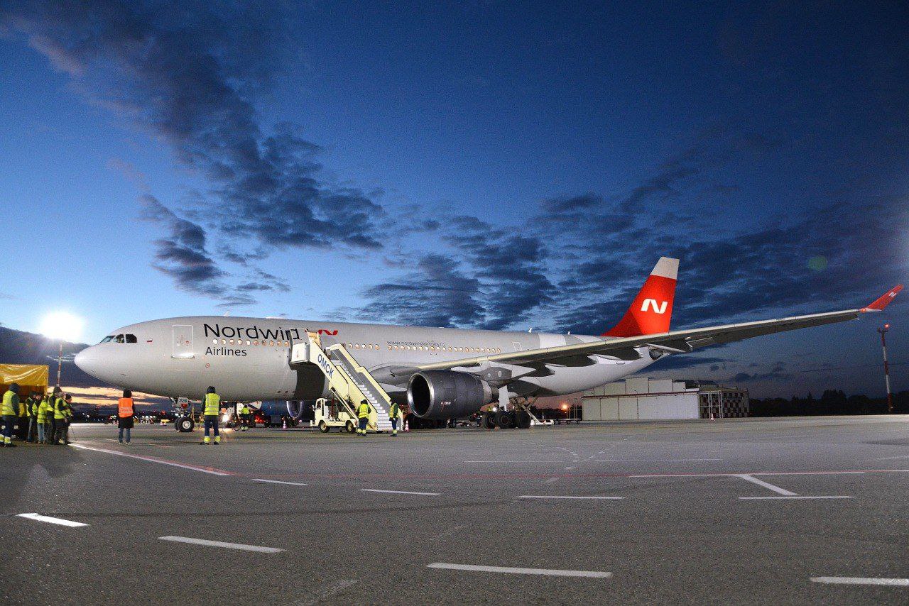 Омский аэропорт впервые принял самолет Airbus A330 Сегодня в Омском аэропорту впервые приземлился самолет Airbus A330. Nordwind Airlines доставила пассажиров из Санкт-Петербурга в Омск и обратно. Во время высокого сезона, с июня по сентябрь, на широкофюзеляжных самолетах авиакомпании омичи смогут также летать в Сочи – первый рейс на Airbus A330 по этому направлению состоится завтра, 27 мая. Также в сезонном расписании заявлены рейсы на Airbus A321 и на Boeing 737-800. Для того, чтобы Омский аэропорт принимал воздушные суда такого типа, было получено соответствующее заключение Росавиации, а изменения внесены в действующее свидетельство о государственной регистрации аэродрома Омск Центральный . Для размещения самолета на перроне была обустроена новая увеличенная стоянка, определены и промаркированы ее границы, а также утверждены правила руления и расположения спецтехники. Кроме того, сотрудники инженерно-авиационной службы прошли специальное обучение по обслуживанию данного типа воздушного судна. Сегодня в знак приветствия экипажа первого самолета Airbus A330 в Омске сотрудники службы организации перевозок вручили пилотам и бортпроводникам на память сувениры от Омского аэропорта. В свою очередь, командир воздушного судна поблагодарил всех за гостеприимство и мягкую посадку в Омске. Добро пожаловать в Омск! Подписаться Омский аэропорт
