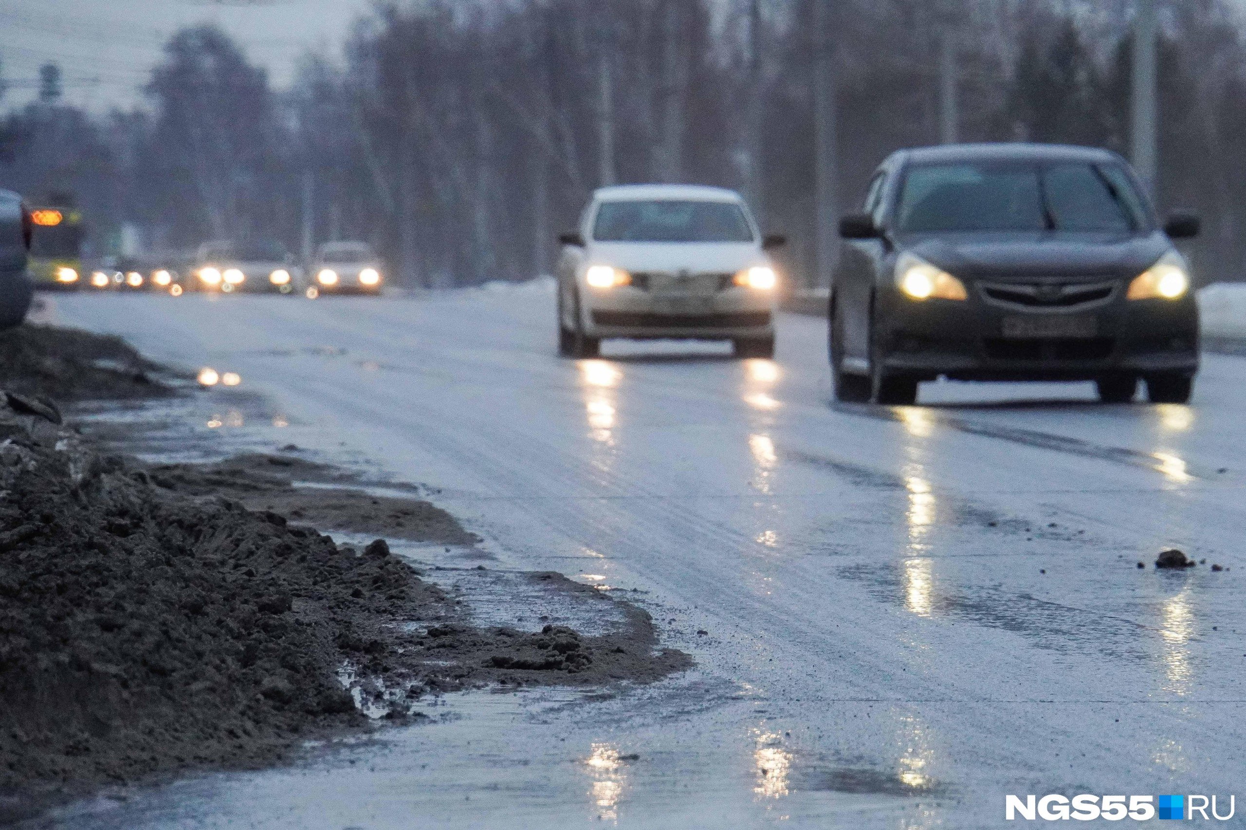 Неподалеку от остановки «Городок Водников» запретили разворот   Об этом в своем телеграм-канале рассказал мэр Сергей Шелест. Речь идет об участке возле Западно-Сибирского медицинского центра. Теперь омичи, едущие по Красному Пути в сторону улицы Березовой, не смогут там разворачиваться.  Сергей Шелест добавил, что возле дороги установили соответствующий знак. Водителям предлагают разворачиваться в другом месте. А именно — на регулируемом перекрестке улиц Красный Путь и 1-я Затонская на разрешающий сигнал дополнительной секции светофора.  Причина запрета — большое количество аварий на Красном Пути. За год здесь зарегистрировали шесть ДТП, в которых пострадали девять человек.