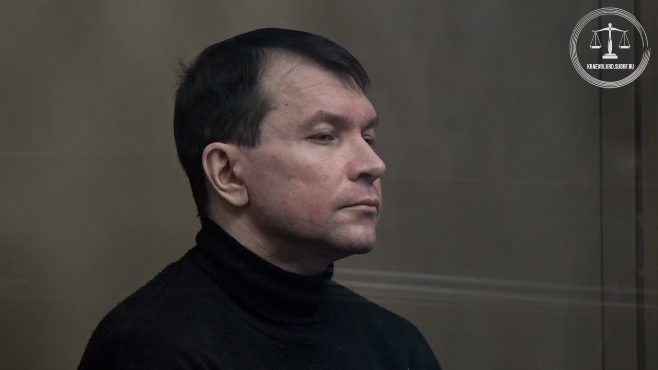 Житель Краснодара признан виновным в убийстве бывшей жены на глазах собственного ребенка Краснодарский краевой суд огласил приговор в отношении Александра Грицыка признанного виновным в совершении преступлений предусмотренных п д ч 2 ст 105 п п в д ч 1 ст 117 п в ч 2 ст 112 УК РФ Из приговора суда следует что 23 ноября 2023 года подсудимый переживая бракоразводный процесс из г Краснодара прибыл в г Сочи Вооружившись ножом и молотком около 6 часов утра Грицык вошел в квартиру где проживали его бывшая жена и их совместный ребенок и от которой у него имелись ключи и прошел в спальную комнату Там он набросился на жену нанося ей удары кулаком и молотком в область головы Женщина оказала сопротивление и попыталась выползти из спальни однако подсудимый настиг ее и нанес не менее 20 ударов ножом по различным частям тела При этом в комнате находился ребенок который видел все происходящее В результате тяжелой психотравмирующей ситуации мальчик испытал сильнейший стресс что причинило вред его здоровью Также установлено что подсудимый на протяжении длительного времени с 2017 по 2023 год истязал свою жену подвергая ее избиениям и унижениям В судебном заседании Грицык полностью признал вину и раскаялся в содеянном заявив что смерть жены является для него невосполнимой утратой и большим горем Суд оценив все доказательства в их совокупности счел вину подсудимого доказанной назначив Грицыку наказание в виде лишения свободы на срок 20 лет в колонии строгого режима с ограничением свободы на срок 2 года Судом с осужденного в качестве компенсации морального вреда причиненного преступлением взыскана в размере 3 миллионов рублей в пользу ребенка и 2 миллиона рублей в пользу матери погибшей Приговор в законную силу не вступил Видеоматериал здесь vk com wall 217495875 1159