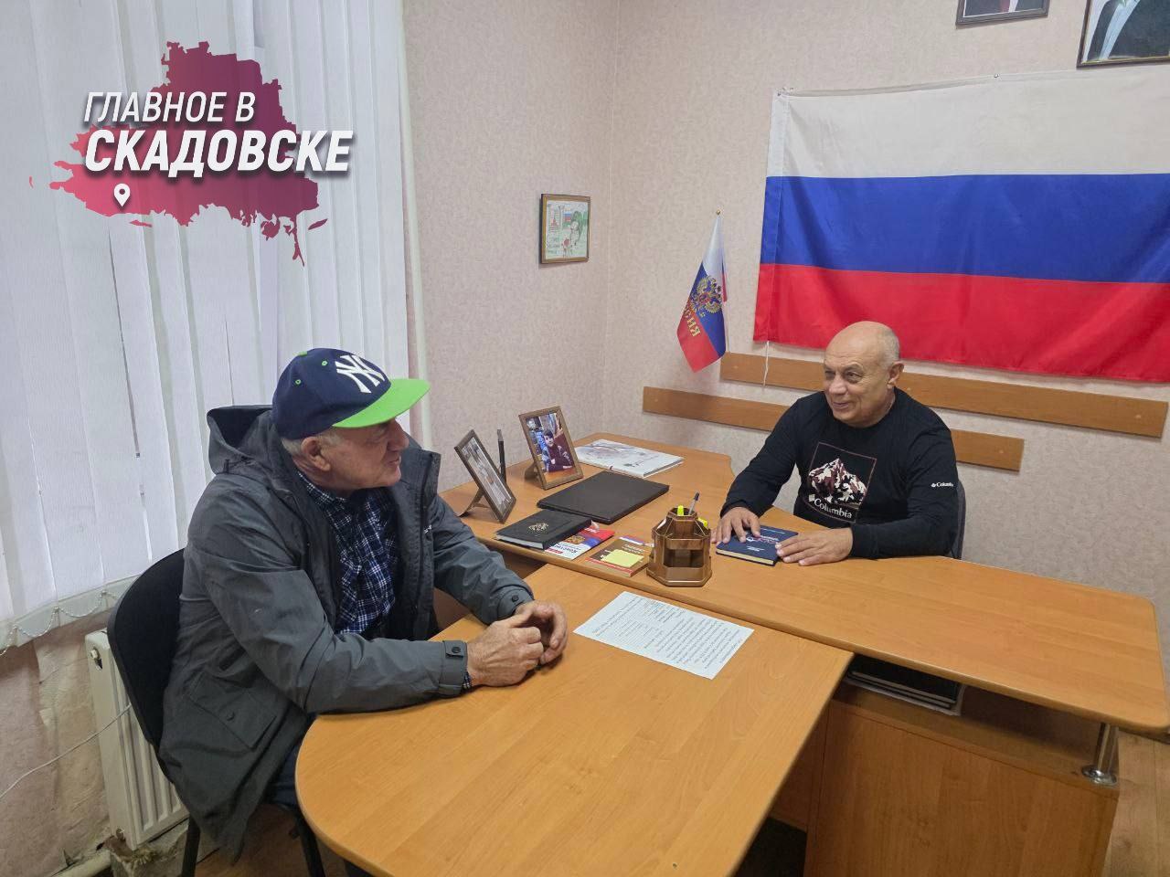 Депутат фракции Единая Россия провел прием граждан в селе Гладковка Руководитель фракции Единая Россия Игорь Жданюк провел личный прием жителей села Гладковка Наиболее актуальными вопросами стали проблемы земельных отношений и обеспечения населения дровами Жданюк заверил граждан что все обращения будут тщательно рассмотрены По вопросам находящимся в его компетенции депутат пообещал принять необходимые меры для оперативного решения проблем