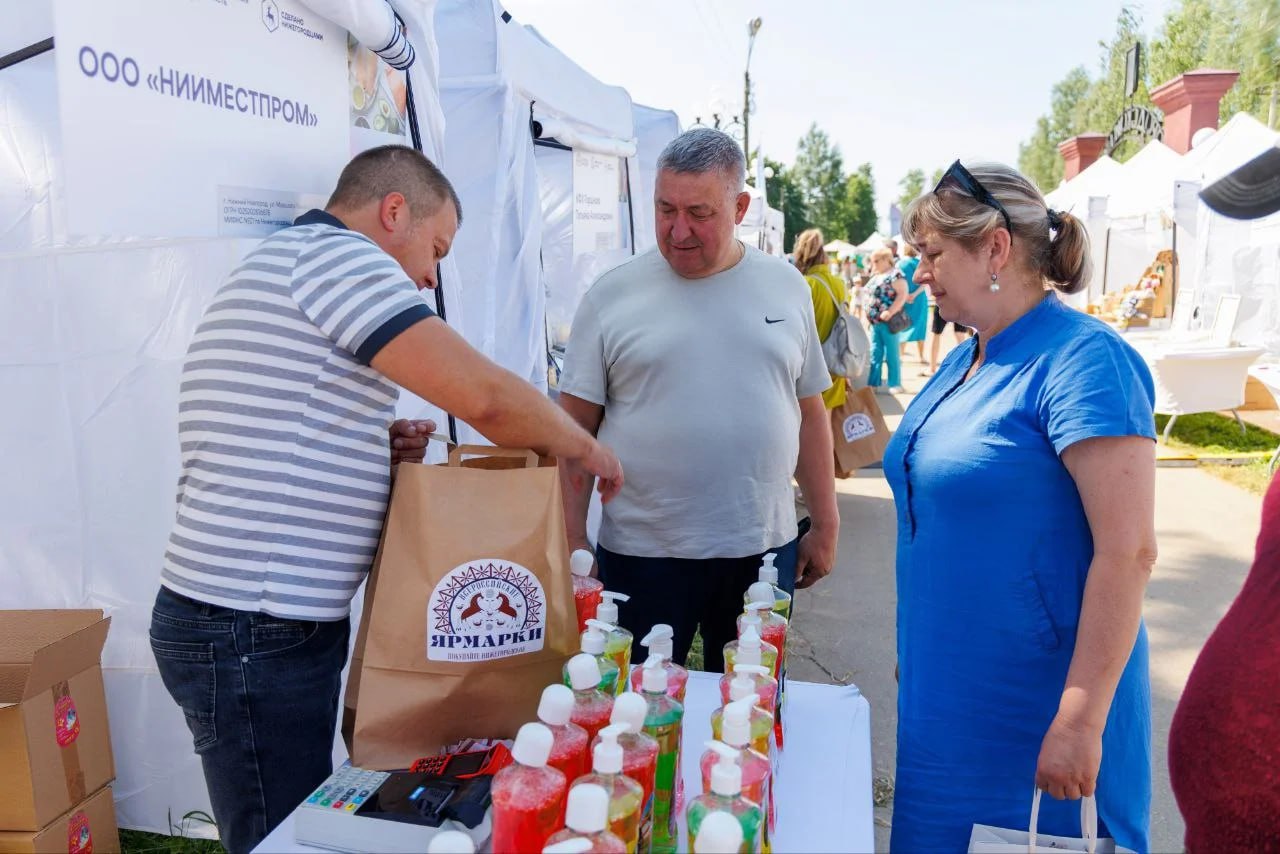 Ярмарки «Покупайте нижегородское» пройдут в июле в 19 муниципалитетах Нижегородской области  Первые ярмарки состоятся уже 5 июля в Сокольском, Тоншаевском, Уренском муниципальных округах. Ярмарки позволяют региональным предпринимателям и самозанятым продвигать свои товары, а нижегородцам — приобретать продукцию, товары ручной работы, изделия народных промыслов по ценам производителя.  Для получения бесплатного торгового места на ярмарке предпринимателям необходимо обратиться в администрацию соответствующего муниципального или городского округа.   Полный график работы ярмарок и контактные данные ответственных лиц можно найти на сайте регионального Минпрома.    Минпромторг НО    Прислать новость