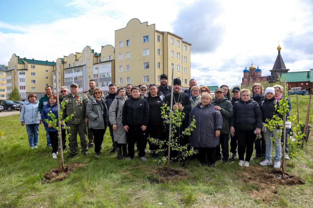 В Нарьян-Маре высадили деревья в память о погибших ветеранах СВО В День памяти и скорби за Обелиском Победы было посажено 15 саженцев берёз в рамках Всероссийской акции «Сад памяти». Первые деревья высадили 22 июня 2024 года. Так, в Нарьян-Маре появилась Аллея памяти участников СВО. Она находится на Аллее Победы между зданиями Главпочтамта и Ненецкой центральной библиотеки им. А. И. Пичкова. — Деревья второй год высаживаем. Саженцы прижились, и мы будем продолжать эту акцию. Всегда будем помнить наших ребят! — отметила руководитель филиала фонда «Защитники Отечества» по Ненецкому автономному округу Любовь Савина. Участие в эколого-патриотической акции приняли ветераны и семьи бойцов СВО, представители Нарьян-Марской епархии. Архипастырь епископ Софроний благословил всех присутствующих на доброе дело. Аллея из берёз хранит в памяти имена погибших героев и передаёт историю будущим поколениям. — Высадила дерево в память о муже. Конечно, это нужно. Наши дети и внуки будут помнить о тех, кто героически погиб за мир, — говорит Майя Чупова. Акция организована Департаментом природных ресурсов, экологии и АПК НАО совместно с окружным филиалом фонда «Защитники Отечества», Комитетом семей воинов Отечества и Ассоциацией ветеранов СВО Ненецкого автономного округа. Всероссийская акция «Сад памяти» впервые была проведена в России в 2020 году и стала главным событием Года памяти и славы. Её целью было высадить 27 миллионов деревьев в память о каждом из 27 миллионов погибших в годы Великой Отечественной войны. Акцию поддержал Президент России Владимир Путин. По поручению главы государства она стала ежегодной и реализуется в рамках федерального проекта «Сохранение лесов» национального проекта «Экология». В 2024 году Ненецкий автономный округ выступил с инициативой высадить деревья в рамках акции «Сад памяти» в память о героях специальной военной операции. Событие состоялось 22 июня, в День памяти и скорби. Фото: Екатерина Эстер/НАО24