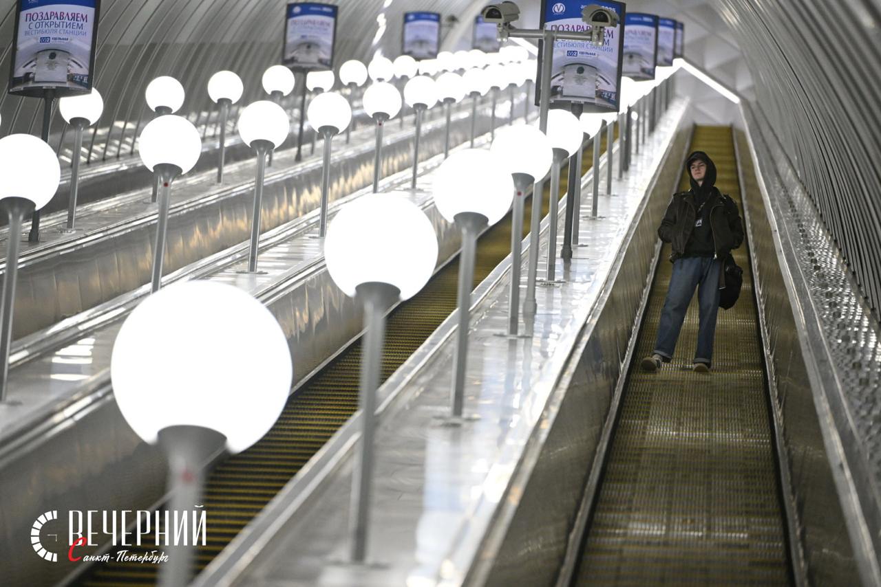 Метро Санкт-Петербурга продлит работу в связи с матчем Кубка России «Зенит» — ЦСКА  Петербургский метрополитен продлит работу в ночь с 30 апреля на 1 мая 2025 года из-за позднего начала матча Кубка России между командами «Зенит» и ЦСКА.  Станции метро будут закрыты для входа и выхода пассажиров на 30 минут позже обычного времени.  Фото: Александр Гальперин Вечерний Санкт-Петербург