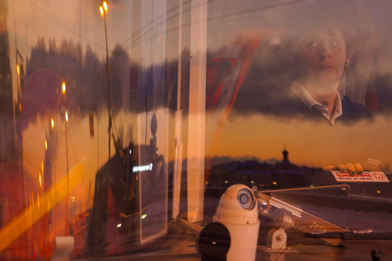 Пять миллионов рублей за сосульки и отказ от разблокировки Roblox Что происходит в Петербурге России и мире В Петербурге  За несбитые сосульки в новогодние праздники инспекторы ГАТИ и нейросети выписали собственникам зданий штрафы почти на пять миллионов рублей  Из за травм от пиротехники на праздниках к врачам обратились семь раз рассказали в Смольном на пресс конференции ТАСС Пожар был только один 8 января в Красносельском районе из за петарды выгорел балкон  В новогоднюю ночь в центре Петербурга полицейские задержали более тысячи человек и составили 230 протоколов сообщили власти на пресс конференции ТАСС Большинство задержанных мигранты ранее Фонтанка писала о 225 протоколах после новогодних рейдов  Участников протеста 8 января против сноса ВНИИБ приглашают в Следственный комитет сообщил адвокат Никита Сорокин Он считает что проводится процессуальная проверка действий полиции и организатора сноса и призывает явиться в СК В России и мире  Роскомнадзор не видит оснований для разблокировки Roblox заявили в ведомстве агентству РИА Новости 17 декабря игровая платформа подтверждала что ведет переговоры с регулятором  Екатерина Мизулина в интервью ТАСС предложила властям публиковать фактуру пруфы как они говорят о деятельности иноагентов в интересах другой страны  Всплеск жалоб на сбой в работе сайта приложения оператора доставки СДЭК фиксирует мониторинговый сервис DownDetector Фото Бумага Подписывайтесь на Бумагу и предлагайте новости