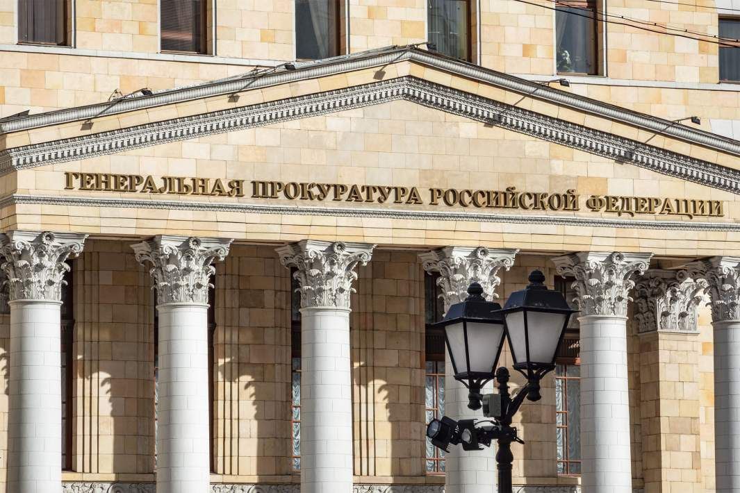 Соблюдение миграционного законодательства окажется под контролем Генпрокуратуры Генпрокуратура намерена расширить свои полномочия и взять под надзор соблюдение миграционного законодательства. Нормативные документы уже разработаны. Ведомство предлагает организовать прокурорский надзор за исполнением недавно принятых законов в данной сфере. В частности, прокуроры смогут проверять, как работают ФСБ, ФСИН, МВД, когда занимаются выявлением преступлений, совершённых мигрантами, розыском нарушителей, в том числе и экстремистов. Предлагается также дать возможность прокурорам следить, насколько эффективно редактируется реестр контролируемых лиц РКЛ . Региональные прокуратуры могут обязать направлять в Генпрокуратуру данные по 20 пунктам: анализ криминогенной обстановки, связанной с мигрантами, статистику работы судов и так далее. Отмечается, что все эти инициативы — новые правовые инструменты для России. Кроме того, в связи с образованием Службы по вопросам гражданства и регистрации мигрантов в МВД будет проведена полная аттестация действующих сотрудников полиции, занимающихся вопросами миграции. Руководитель службы, бывший заместитель генпрокурора Андрей Кикоть, намерен совместно с ФСБ и УСБ МВД изучить личные дела действующих сотрудников полиции, провести отсев и заменить их сотрудниками ФСБ и прокуратуры. Также Кикоть предложил создать шесть департаментов, управления и отделы. Царьград.ТВ — Не боимся говорить правду Подпишись
