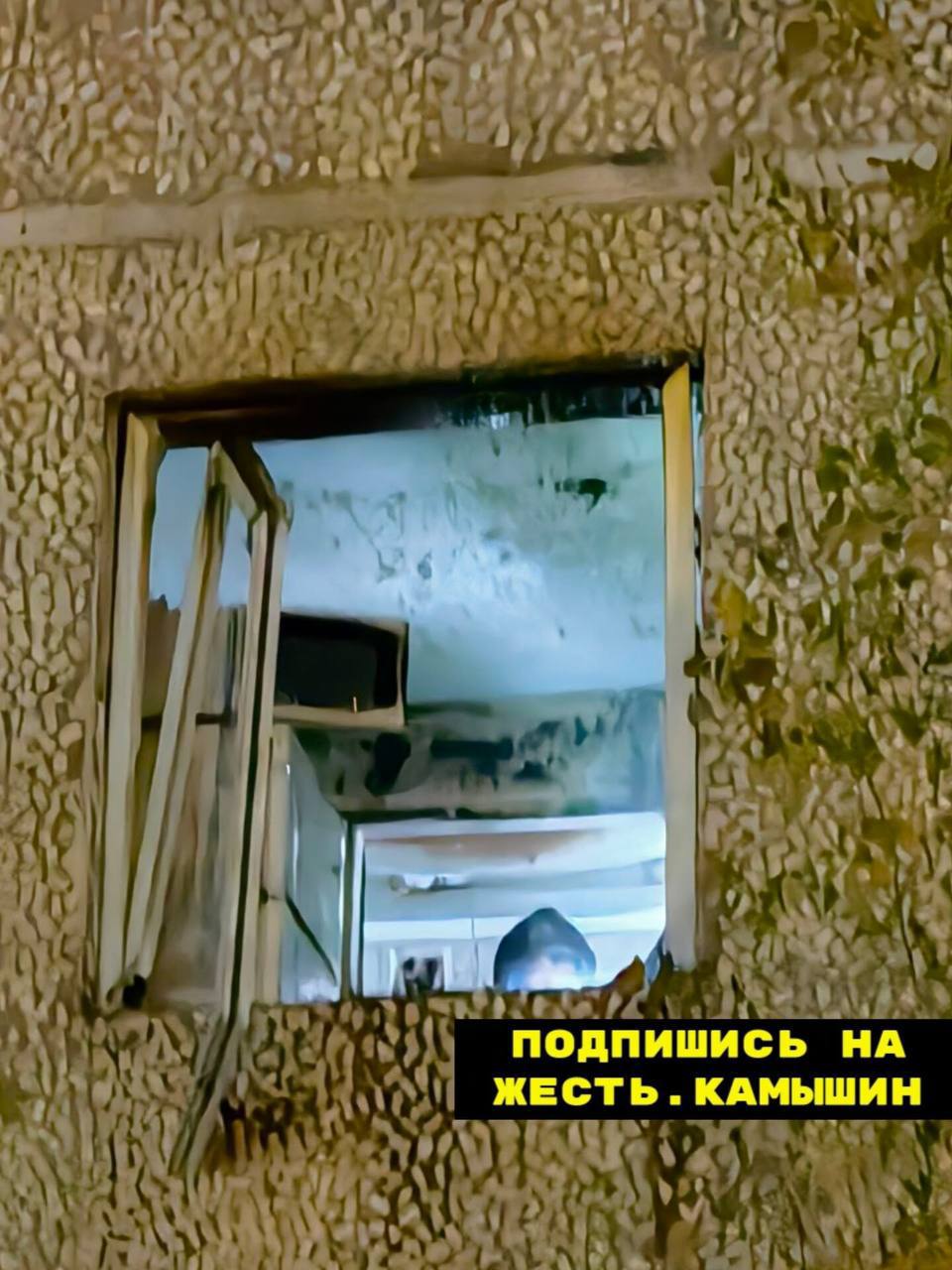 Вечером пятницы 7 ноября в многоквартирном доме в Камышине взорвался самогонный аппарат Трех человек с ожогами увезли в больницу Информация о ЧП появилась в группах Камышина Как говорят авторы постов взрыв раздался в третьем микрорайоне На многоквартирном доме произошел взрыв такой силы что вынесло все окна и балкон осколки долетели до Пятерочки Причины выясняются По одной версии взорвался газ по другой самогонный аппарат Пострадал мужчина с сильнейшими ожогами его забрала скорая передают авторы В региональном МЧС информацию о ЧП подтвердили уточнив что произошла разгерметизация самогонного аппарата По прибытию сотрудников МЧС России обнаружено что в результате хлопка паров без горения в квартире повреждено оконное остекление Пострадали трое мужчин госпитализированы в Камышинскую ЦРБ уточнили в ведомстве Фото Жесть Камышин