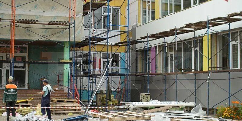 В Коми половина школ нуждаются в ремонте. По данным Министерства образования в регионе работают 288 лицеев и школ, располагающихся в 400 зданиях, 199 из которых нуждаются в ремонте. Существует федеральная программа капитального ремонта школ до 2027 года, но под нее попадает только 50 объектов. Ещё 20 могут войти в программу до конца 2026 года. Также стоит учитывать, что федеральная программа предполагает софинансирование. Около 30% бюджета ремонта должны выделить региональное правительство и около 10% муниципалитет.
