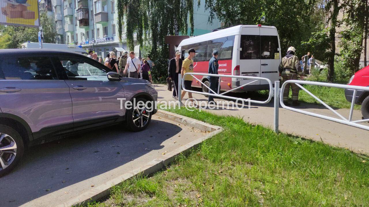 Маршрутка снесла киоск на перекрестке Сысольской и Маршала Рыбалко. Двое пострадали. Как сообщили в полиции, 49-летний водитель автомобиля «Опель Астра» при повороте не уступил дорогу микроавтобусу маршрутке , двигавшемуся по главной. От удара газель потеряла управление и врезалась в торговый киоск. В результате ДТП пострадали двое пассажиров маршрутного такси и сотрудница торговой точки. Подписаться Прислать новость