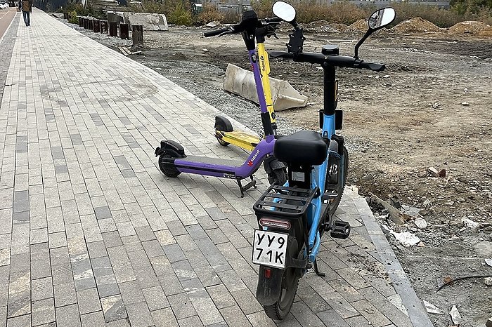 Альшевских Свердловское СУ СК выступает за запрет электросамокатов в городах региона СКРИН СУ СК России по Свердловской области выступает за полный запрет размещения электросамокатов в черте городов Это следует из ответа следственного управления на запрос депутата Госдумы Андрея Альшевских В письме от 25 сентября за подписью и о руководителя СУ СК России по Свердловской области Анатолия Надбитова говорится что следователи наблюдают острую ситуацию с травмированием людей при использовании СИМ средств индивидуальной мобильности последние два года За это время возбуждено 5 уголовных дел В свердловском СУ СК заявили что компании кикшерина не обеспечивают безопасность принимаемые ими меры в частности по ограничению скорости на ряде улиц не дают никакого результата и не делают передвижение на электросамокатах безопаснее для пешеходов Единственной действенной мерой следователи считают полный запрет на размещение электросамокатов в черте города uralweb ru