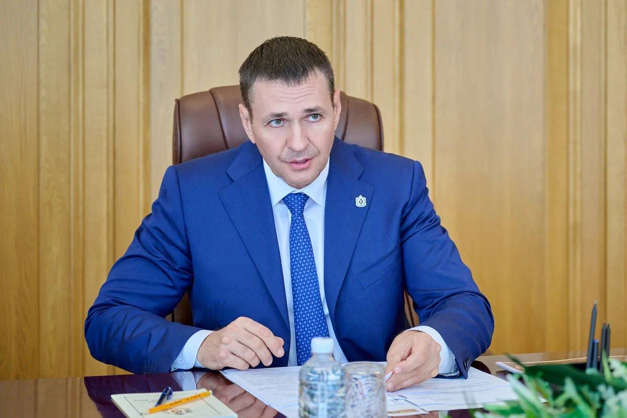 В ходе рабочей поездки в Хабаровский край встретилась с Губернатором Дмитрием Демешиным Обсудили вопросы развития культурной инфраструктуры. Центральной темой разговора стала реконструкция дворца культуры «Судостроитель». Также поговорили о строительстве новых зданий Дальневосточного художественного музея и Хабаровского краевого академического музыкального театра. Благодаря национальному проекту «Культура» в Хабаровском крае были реконструированы и капитально отремонтированы 14 детских школ искусств, оснащены 14 модельных библиотек. В этом году в рамках нацпроекта «Семья» планируем переоснастить ещё 3 библиотеки и 3 детские школы искусств. Кроме того, коснулись вопроса создания в Хабаровском крае анимационного кинокластера, в котором талантливые режиссеры, сценаристы и продюсеры со всей страны смогут производить короткометражные и полнометражные картины для самой разной аудитории. В рамках реализации проекта в регионе уже создано 19 детских студий мультипликации и 5 учебных классов профессиональной подготовки художников-аниматоров. Со своей стороны готовы оказать поддержку этой инициативе. В регионе активно реализуется программа «Пушкинская карта». Её участниками стали уже более 110 тысяч человек – 85% молодых людей в возрасте от 14 до 22 лет. Приобретено свыше 680 тысяч билетов почти на 260 миллионов рублей. Лидеры по посещаемости – Хабаровский краевой театр драмы, Хабаровский краевой музей имени Н. И. Гродекова, Хабаровская краевая филармония и Городская централизованная библиотека. Благодарю за проделанную работу!