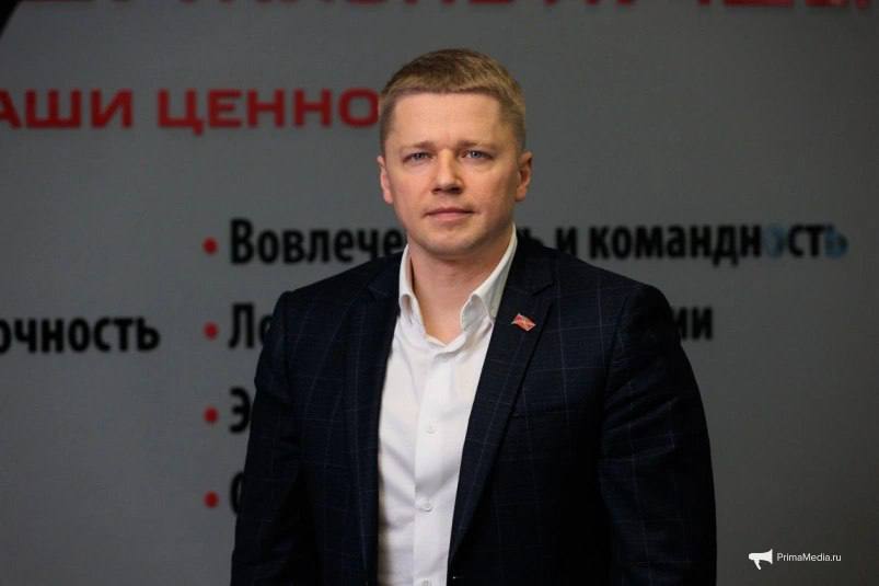 Депутат Алексей Ткачев досрочно покинул Думу Владивостока в связи с новым местом работы в Москве Об этом стало известно на очередном заседании в четверг 30 октября В Думу города Владивостока поступило заявление от депутата Алексея Ткачева на досрочное прекращение полномочий в соответствии с Федеральным законом 33 от 20 03 2025 Об общих принципах организации местного самоуправления в единой системе публичной власти зачитал председатель Думы города Владивостока Андрей Брик в ходе заседания Теперь уже бывшему коллеге пожелали удачи в новом начинании Андрей Брик выразил уверенность что экс депутат не порвёт связь с Думой Владивостока и будет поддерживать постоянный контакт По словам председателя несмотря на расстояние между Владивостоком и Москвой они продолжат поддерживать дружеские и дипломатические отношения Алексей Ткачев был одним из заместителей председателя Думы Владивостока входил в комитет Думы по городскому хозяйству и представлял округ 3 Всего в составе VI созыва он проработал с 2022 года   PrimaMedia в       подпишись 18