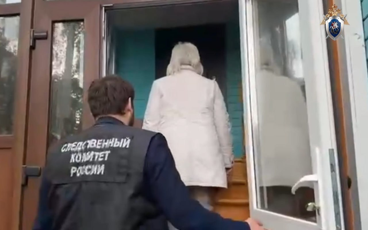 Сотрудник государственного бюджетного образовательного учреждения подозревается в присвоении и растрате Региональными следственными органами СКР принято к производству уголовное дело, возбужденное УМВД России по Архангельской области, в отношении сотрудника государственного бюджетного образовательного учреждения, подозреваемого в совершении преступления, предусмотренного ч.4 ст.160 УК РФ присвоение и растрата, совершенные лицом с использованием своего служебного положения, в особо крупном размере . Следствием установлено, что в период с декабря 2023 года по январь 2024 года подозреваемая, желая исключить расходование личных денежных средств и денежных средств сотрудников на оплату услуг адвоката, оказывающего юридическую помощь по ранее возбужденному уголовному делу, совершила хищение вверенных денежных средств учреждения на общую сумму более 1 миллиона 300 тысяч рублей, причинив ущерб учреждению в особо крупном размере. Уголовное дело возбуждено на основании материалов, представленных РУФСБ России по Архангельской области. Ведется следствие.