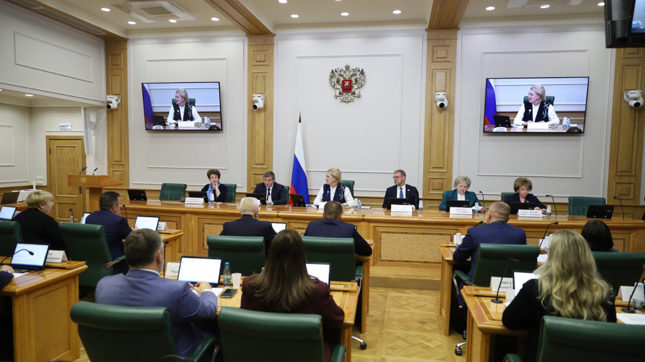 Сенаторы поддерживают инициативы волгоградского региона в сфере ЖКХ, образовании и культуре, международном сотрудничестве В рамках дней Волгоградской области в Совете Федерации состоялось заседание сразу трех комитетов. Регионом представлены инициативы по сохранению Дона, развитию коммунальных объектов в муниципальных образованиях, созданию в центра для производства отечественных сортов и гибридов, строительству межуниверситетского кампуса, реконструкции исторического здания ЦУМа и созданию на его площадке современного музейно-выставочного культурного центра им. И.И. Машкова, формированию культурно-образовательного центра им. А.Н. Пахмутовой и другие. Представители профильных министерств, сенаторы поддержали инициативы и подчеркнули, что Волгоградская область находится в лидерах по качеству реализуемых проектов — отмечена личная вовлеченность губернатора, его команды в решение всех ключевых вопросов. Андрей Бочаров: «Проекты, которые мы представили, в значительной части уже реализуются — и наши коллеги об этом знают. Мы выбрали лучшие места для наших объектов. Благодарю за непосредственное участие в развитии Волгоградской области и реализации задач, которые поставили люди и поставил Президент. Несмотря на сложности, все они будут выполнены». Фото: Волгоградская областная Дума, Совет Федерации