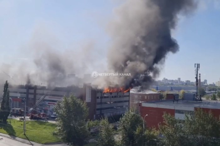 В Екатеринбурге загорелся автосалон  Утром 3 августа в Екатеринбурге загорелось здание на улице Фронтовых Бригад, 14.   В МЧС по Свердловской области сообщили СМИ, что на пятом этаже парковки горит автомобиль. В здании находится несколько сервисов, занимающихся продажей товаров для машин и ремонтом авто.  — На месте работают пожарно-спасательные подразделения. Информации о пострадавших не поступало", — прокомментировали в ГУ МЧС по Свердловской области.  Площадь пожара составила 500 квадратных метров.