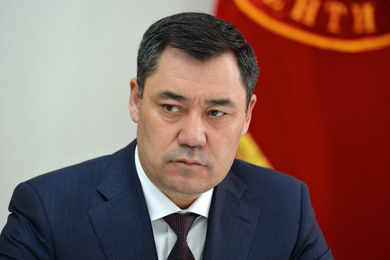 Садыр Жапаров: Присвоившие госсредства чиновники не останутся безнаказанными На фоне громких задержаний чиновников президент КР Садыр Жапаров опубликовал пост на своей странице в Facebook. «Ни один чиновник, присвоивший государственные средства, не останется безнаказанным, даже если это произойдет позже. Поэтому одумайтесь сейчас. В наше время воровства государственных средств быть не должно», — написал глава государства. Напомним, сегодня, 16 июля, глава ГКНБ Камчыбек Ташиев посетил село Новопавловка Сокулукского района ныне город Бишкек , где ознакомился с ситуацией вокруг строительства парка. Поводом для выезда стали жалобы местных жителей на некачественное выполнение работ и нецелевое использование бюджетных средств. По итогам выезда задержаны глава айыл окмоту, подрядчики и глава районного технадзора. Кроме того, Камчыбек Ташиев распорядился задержать бывшего главу айыл окмоту села Пригородного. По словам главы ГКНБ, во время инспекционной поездки по району экс-глава трижды проводил тендеры на строительство парка, а затем присвоил себе выделенные средства. Кульминацией стало задержание вице-мэра Бишкека Жамалбека Ырсалиева. По предварительной информации, спецслужбы проводят следственные действия в рамках расследования по подозрению в коррупции.