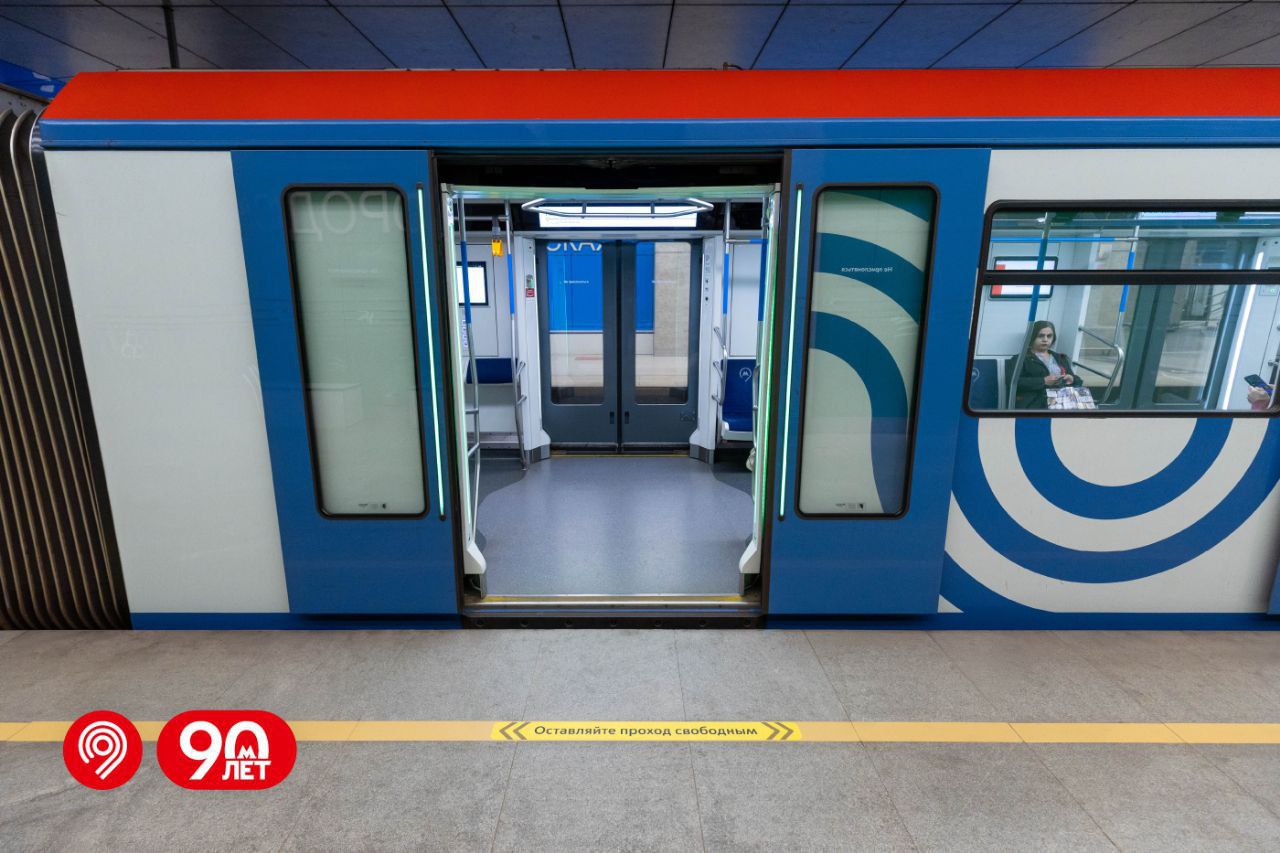 В московском метро появились наклейки специально для тех кто любит стоять у дверей поезда на вход чтобы поскорее заскочить в вагон в поисках свободного места большие стикеры Оставляйте проход свободным разместили на платформе станции Нижегородская Как отметил заммэра Максим Ликсутов в подземке проанализируют эффективность этих наклеек и при необходимости разместят их на других станциях метро Подпишись на Агентство Москва