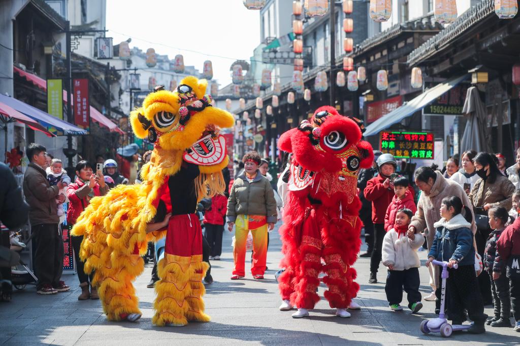 Древний городок на востоке Китая встречает праздник Весны Media Цзяньдэ пров Чжэцзян 9 февраля Синьхуа В связи с приближением праздника Весны Чуньцзе традиционный китайский Новый год по лунному календарю в древнем городке Шоучан города Цзяньдэ провинции Чжэцзян Восточный Китай прошли такие традиционные праздничные представления как танец драконов и львов а также фестиваль фонарей тематически связанный с наступающим годом Лошади что привлекло множество туристов со всей страны 0 2026 02 09 10 17 18 Full Text
