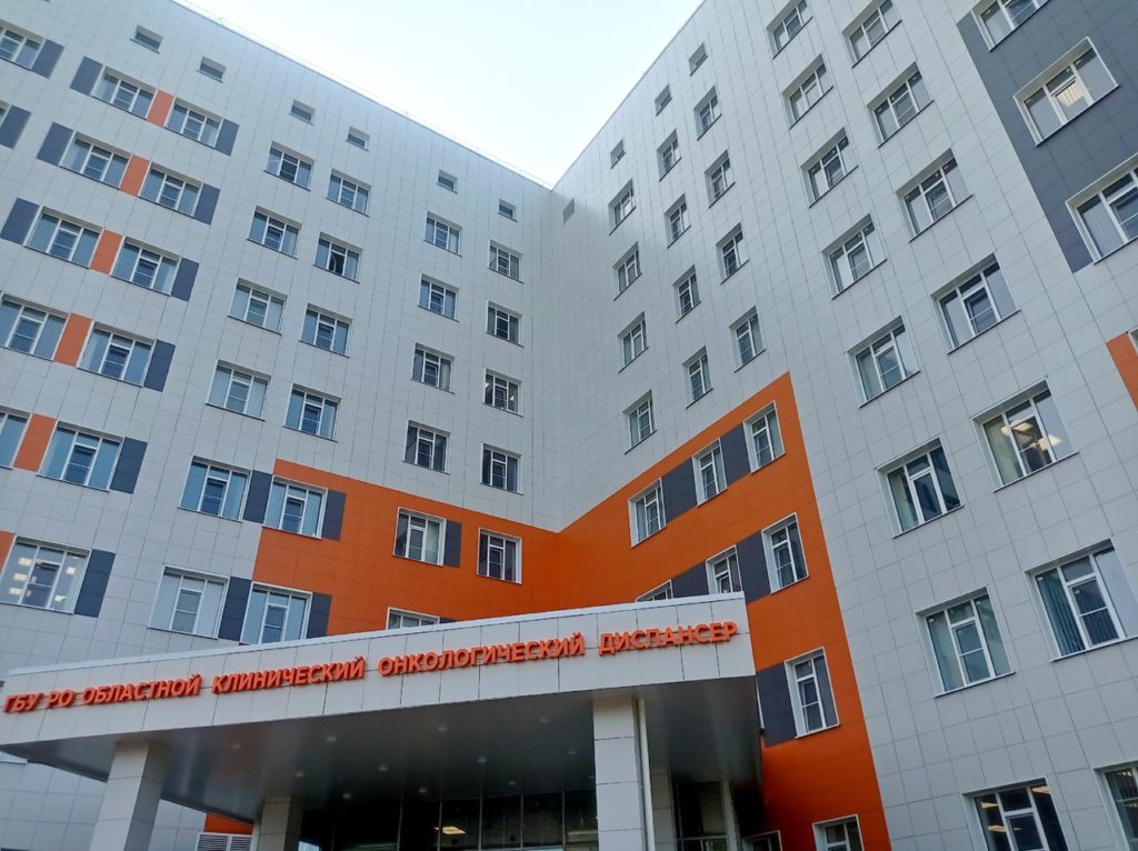 Профилактическое обследование репродуктивной системы в Рязанском онкоцентре прошли 70 женщин В минувшую субботу в Рязанском онкоцентре был организован профилактический прием Онкоскрининг для женщин Об этом сообщается в соцсетях медицинской организации Под руководством заведующего поликлиникой Дмитрия Рязанова медики приняли 70 женщин У четырех из них выявлены фиброаденомы молочной железы У одной пациентки заподозрили злокачественное новообразование молочной железы в связи с чем ей назначена трепан биопсия опухоли Кроме того проведен гинекологический осмотр женщин взяты мазки на цитологическое исследование У двух пациенток выявлено подозрение на опухоль шейки матки им также выполнена биопсия По показаниям были проведены ультразвуковые и маммографические исследования что позволило более точно оценить наличие или отсутствие патологии Профилактический прием стал важным этапом в ранней диагностике онкологических заболеваний у женщин региона что способствует своевременному выявлению