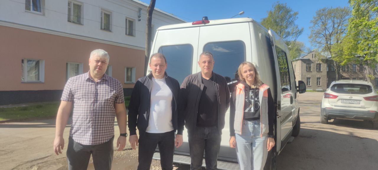 Бригада медицинских специалистов Псковской областной клинической больницы отправились в командировку в Херсонскую область. В составе бригады шесть человек: трое врачей – кардиолог, невролог и рентгенолог, а также три специалиста из административного звена. Командировка – на месяц. В это время специалисты будут работать в больницах Херсонской области, оказывая помощь пациентам и помогая справиться с нагрузкой врачам. Наши врачи постоянно направляются в такие командировки, чтобы оказать помощь людям. Так, в прошлом году врач-хирург областной больницы Константин Рагозин месяц работал в Запорожской и Курской областях, а врач-нейрохирург Дмитрий Горохов оказывал помощь в Генической центральной районной больнице Херсонской области. В командировки также ездили врачи Псковского областного клинического онкодиспансера и Детской областной больницы
