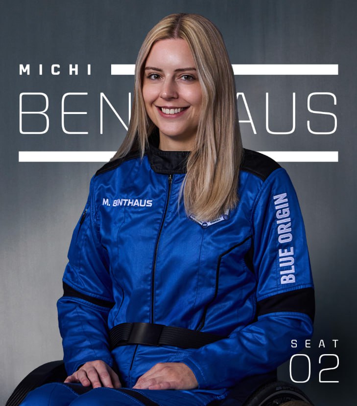 Blue Origin отправит в космос человека на инвалидной коляске Инженер ЕКА Микаэла Бентхаус после аварии в 2018 году потеряла возможность ходить но продолжила работать в космической отрасли и теперь летит сама Запуск суборбитального корабля New Shepard запланирован на 20 декабря Вместе с Бентхаус на борту будут ещё пять человек Космос потихоньку становится местом не только для идеально здоровых из рекламного буклета и это пожалуй самая приятная новость во всей истории частной астронавтики