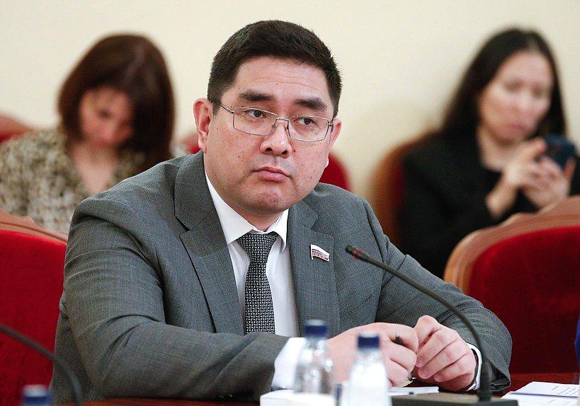 Депутат Госдумы от Тувы Айдын Сарыглар избран новым мэром Кызыла Из неофициальных источников стало известно что депутаты Кызылского городского хурала представителей сегодня на очередном заседании единогласно проголосовали за назначение Айдына Сарыглара на пост мэра столицы Тувы Айдын Сарыглар является депутатом Государственной Думы РФ VIII созыва от Республики Тыва член партии Единая Россия До избрания в федеральный парламент в 2021 году он занимал должность заместителя министра здравоохранения региона ТЫВАПРЕСС ПОДПИСАТЬСЯ