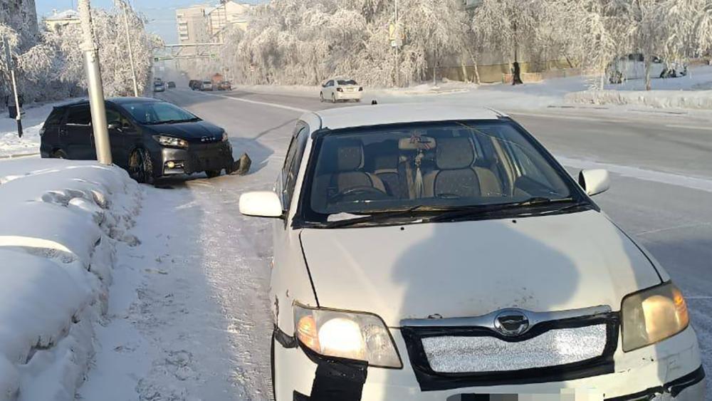 В Якутске за прошедшие сутки зарегистрировано 11 ДТП  4 февраля на территории столицы республики зарегистрировано 11 ДТП, в которых два человека получили различные травмы. Об этом сообщили в отделе Госавтоинспекции МУ МВД России "Якутское".  Около 13 часов дня возле дома №15 ул. Дзержинского 41-летний водитель автомобиля "Toyota Wish" при выезде с прилегающей территории не уступил дорогу автомобилю "Toyota Corolla Fielder" в результате чего произошло столкновение.   После происшествия в медучреждение обратилась 19-летняя пассажирка автомобиля "Toyota Corolla Fielder", ей диагностировали ушибы головы и плечевого сустава.   Затем, около 18 часов вечера возле дома №10/2 ул. Строда 25-летний водитель, управляя автомобилем "Honda Vezel", двигаясь со стороны г. Якутска, на нерегулируемом пешеходном переходе совершил наезд на женщину. Женщина-пешеход была госпитализирована в медучреждение.   По данным фактам проводятся проверки.