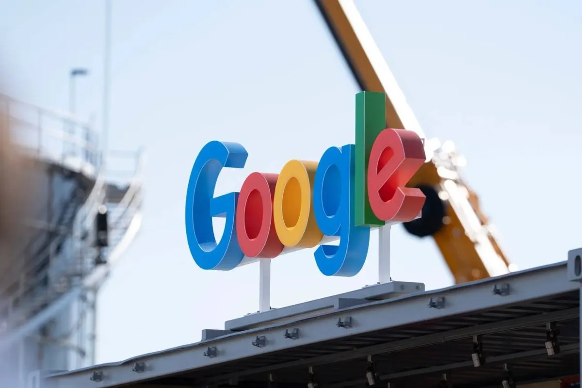 Чистая прибыль Alphabet в первом квартале 2026 года выросла на 81 год к году до 62 5 млрд выручка достигла 109 9 млрд Основным драйвером роста стал ИИ а масштабные инвестиции Google в инфраструктуру начали окупаться Акции компании выросли на 6 7   vc ru 2893226