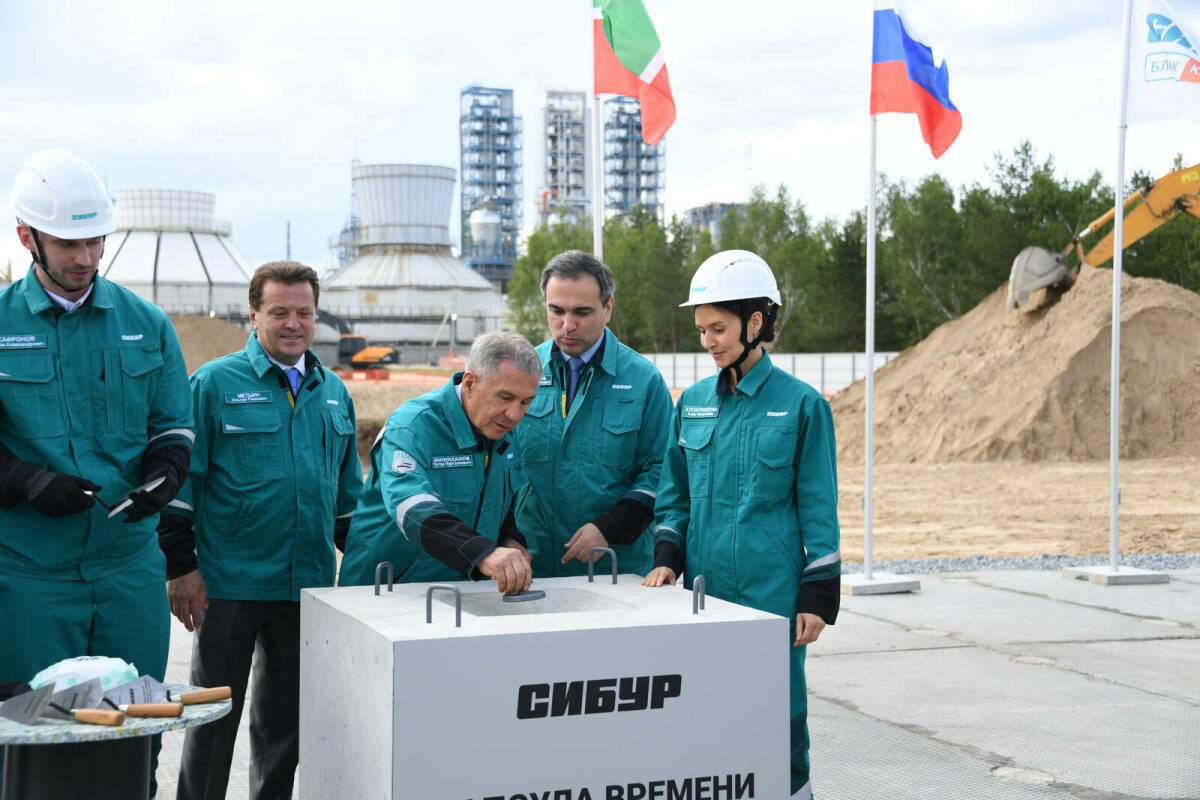 Рустам Минниханов дал старт строительству крупнейшего катализаторного завода в России Сегодня в Казани стартовало строительство катализаторного завода СИБУРа – крупнейшего предприятия в стране по производству компонентов для получения современных синтетических материалов. В церемонии приняли участие Раис Татарстана Рустам Минниханов, председатель правления и генеральный директор СИБУРа Михаил Карисалов, а также другие представители промышленного и научного сообщества. Об этом сообщает пресс-служба Раиса РТ. Раис Татарстана отметил, что с запуском этого проекта в Казани начинается строительство самого современного и масштабного в России завода по выпуску катализаторов. По его словам, СИБУР выстраивает полную цепочку производственных процессов, способствующих росту конкурентоспособности отечественной продукции. Минниханов подчеркнул, что помимо катализаторной фабрики, компания реализует ряд стратегически значимых инициатив, включая установку ЭП-600, производство гексена, новый этиленопровод и научно-технический центр. При этом он отдельно акцентировал внимание на важности подготовки квалифицированных кадров с самого школьного возраста, отметив запуск в этом году программы «ФизХимПрорыв» как особенно своевременное решение. Фото: пресс-служба Раиса РТ