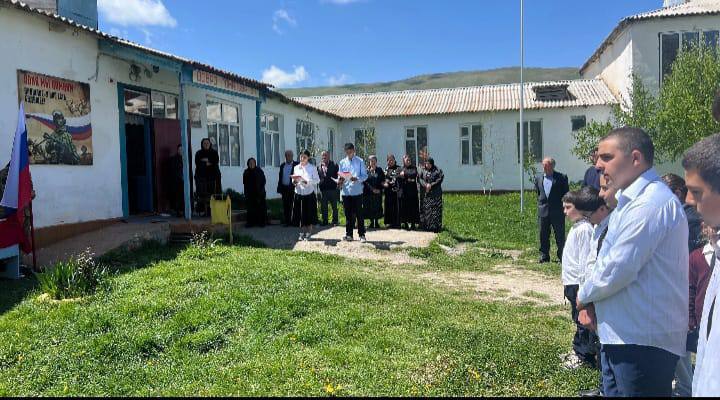 В селе Балхар Акушинского района открыли мемориальные доски, посвященные памяти героев СВО В Балхарской средней школе торжественно открыли мемориальные доски, посвященные памяти выпускников Мурада Исаева и Руслана Исмаилова, героически погибших выполняя воинский долг в ходе специальной военной операции. На церемонии присутствовали глава села Балхар Махач Махмудов, депутаты сельского Собрания, местные жители, родственники героев, учащиеся и педагоги школы.