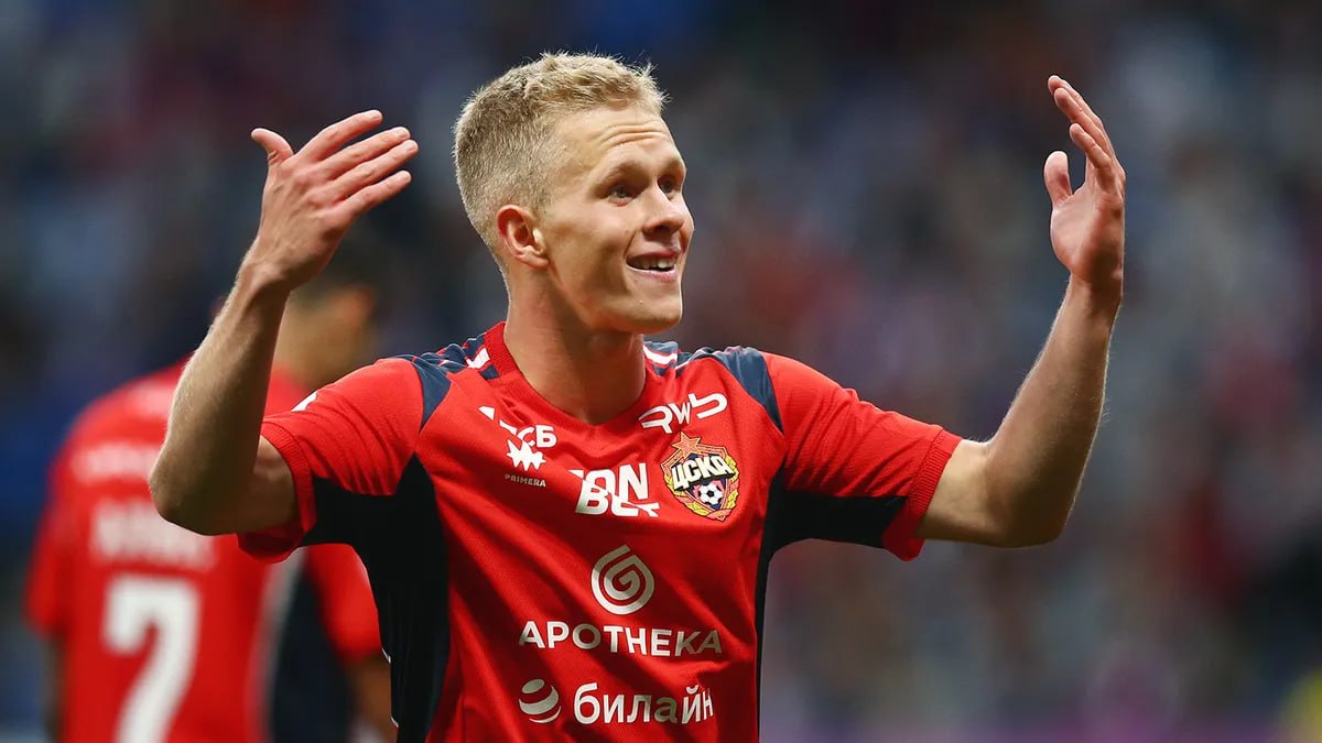 Матвей Кисляк победитель премии Первая пятерка 2025 Полузащитник московского ЦСКА Матвей Кисляк стал лауреатом премии Первая пятерка 2025 ежегодно вручаемой лучшему молодому футболисту российской Премьер Лиги По результатам голосования Кисляк набрал 474 балла Второе место досталось вингеру ЦСКА Кириллу Глебову 338 третье полузащитнику московского Спартака Игорю Дмитриеву 158 В топ 5 также вошли хавбек тольяттинского Акрона Дмитрий Пестряков 143 и защитник ЦСКА Матвей Лукин 118 Лауреатом Первой пятерки у женщин стала футболистка Краснодара Арина Шуба В 2024 году премию Первая пятерка получил полузащитник московского Локомотива Алексей Батраков