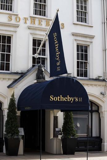 Основная прибыль Sotheby s в первой половине 2024 года упала на 88%  Также аукционные продажи снизились на 25%. Выручка аукционного дома уменьшилась на 22% — с $712,3 млн за аналогичный период годом ранее до $558,5 млн. Приведенные цифры отражают только основную аукционную деятельность Sotheby s и не включают доходы, например, от его подразделения финансовых услуг, которое предоставляет ссуды под залог коллекций произведений искусства.  Эти результаты связаны с замедлением международного рынка искусства. Одной из основных причин такого замедления является снижение спроса со стороны Китая. Sotheby s пытается решить проблему с помощью инвестиционного фонда из Саудовской Аравии ADQ, который обязался приобрести миноритарную долю в аукционном доме и обеспечить $1 млрд инвестиций. Однако эта сумма не покрывает долгосрочную задолженность Sotheby s в размере $1,8 млрд.