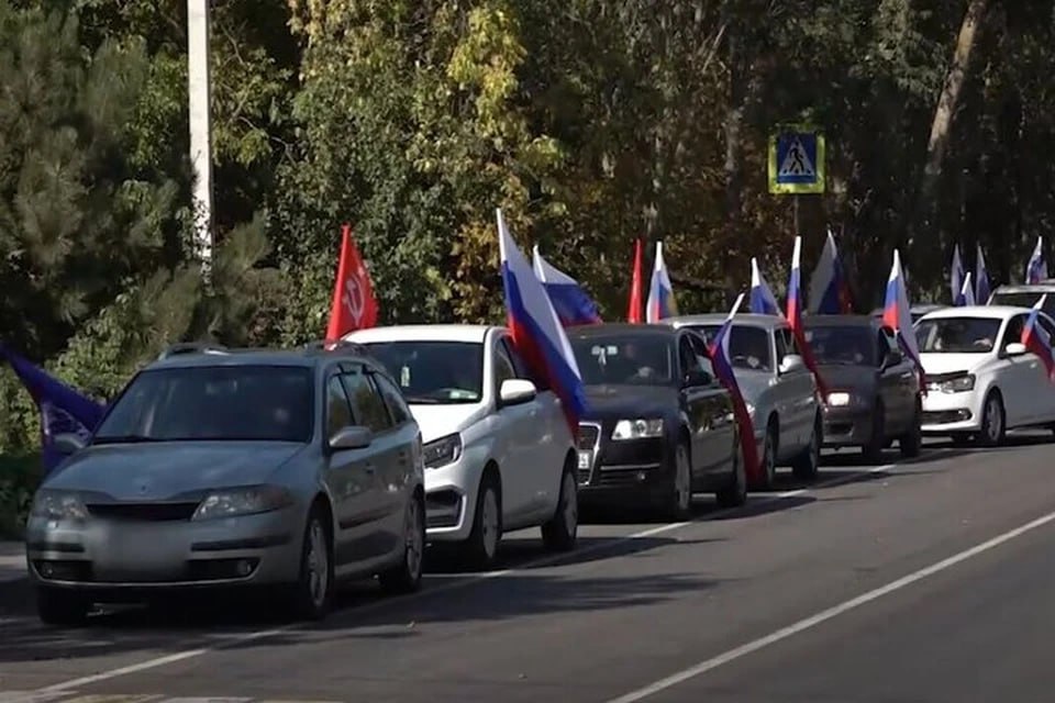 В Херсонской области провели патриотический автопробег    Колонна автомобилей чаплынского клуба «Патриот» прошла по маршруту Чаплынка – Григорьевка – Павловка. Военно-патриотический клуб широко отметил годовщину своей работы.  - Празднование началось с автопробега, в нем приняли участие около 20 машин и более 50 человек, - сообщает ТРК «Таврия».  Участники автопробега в его конечной точке пути, Павловке, побывали на мемориале героев Великой Отечественной войны, возложив цветы. Затем в сельском парке Павловки прошел концерт со спортивными играми, а всех желающих сельчан угощали бесплатно узбекским пловом и ухой.