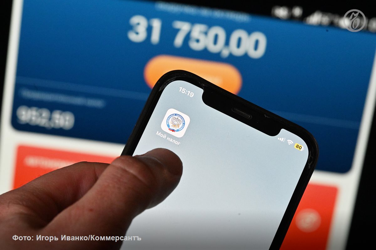 Малый бизнес проявил интерес к экспериментальному налоговому режиму автоматизированной упрощенной системе налогообложения АУСН в связи с увеличением налоговой нагрузки в 2026 году Напомним с 1 января снижается порог годового дохода при превышении которого у пользователей обычной упрощенной системы налогообложения УСН возникает обязанность платить НДС Сейчас это 60 млн руб будет втрое ниже 20 млн руб В 2027 м порог опустят до 15 млн в 2028 м до 10 млн руб При этом режима АУСН такое ужесточение не коснется для его пользователей верхняя планка доходов остается прежней что дает возможность бизнесу с годовым доходом 20 60 млн руб по прежнему не платить НДС Впрочем АУСН подойдет далеко не всем предпринимателям из за существующих ограничений его применения В частности стоимость основных средств не может быть выше 150 млн руб работники должны получать выплаты только безналичным способом через банк счета можно открывать только в уполномоченных банках Подписывайтесь на Ъ в Telegram в MAX Оставляйте бусты